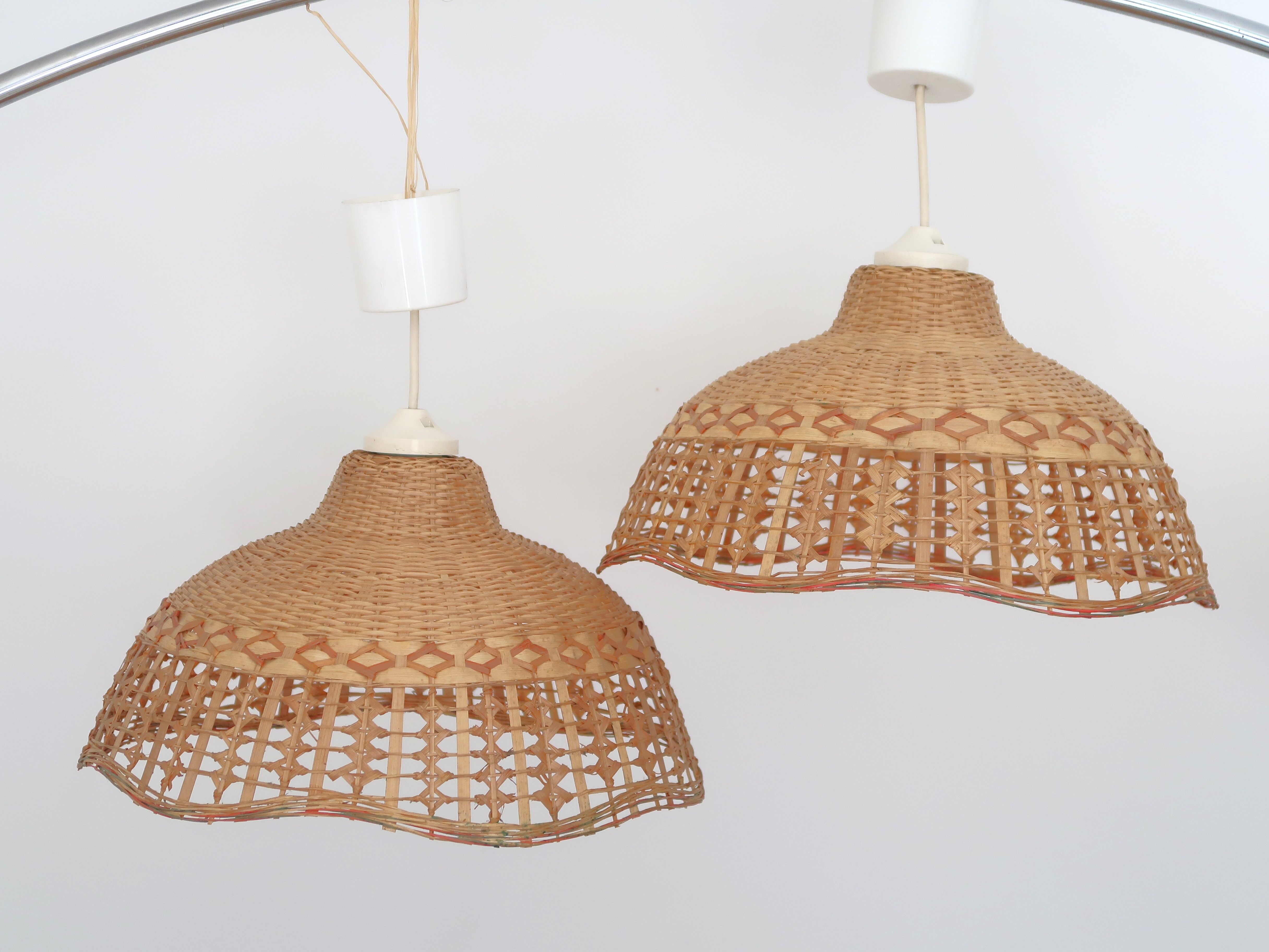 Pair of suspensions in woven wicker