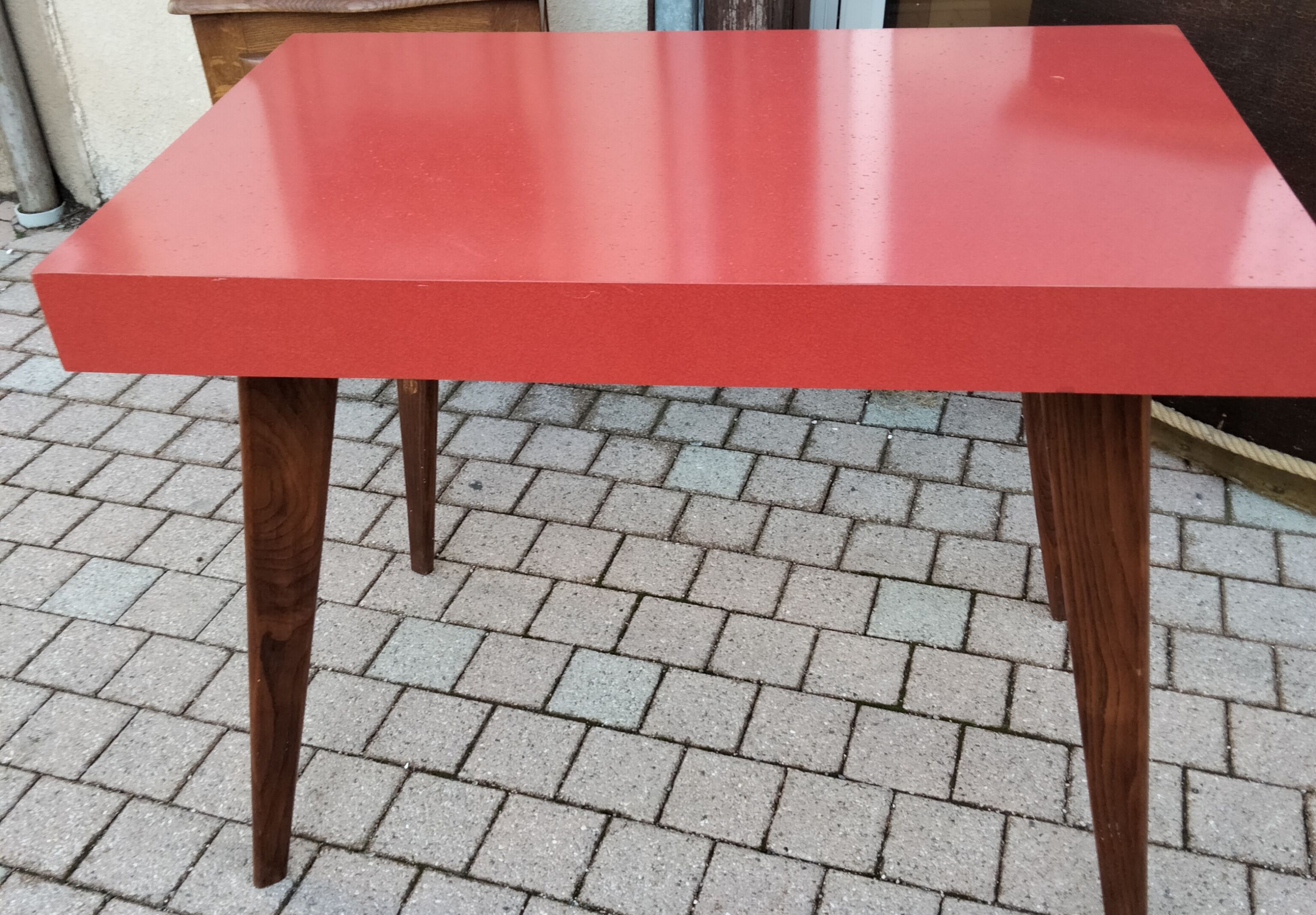 Table formica red foot compass