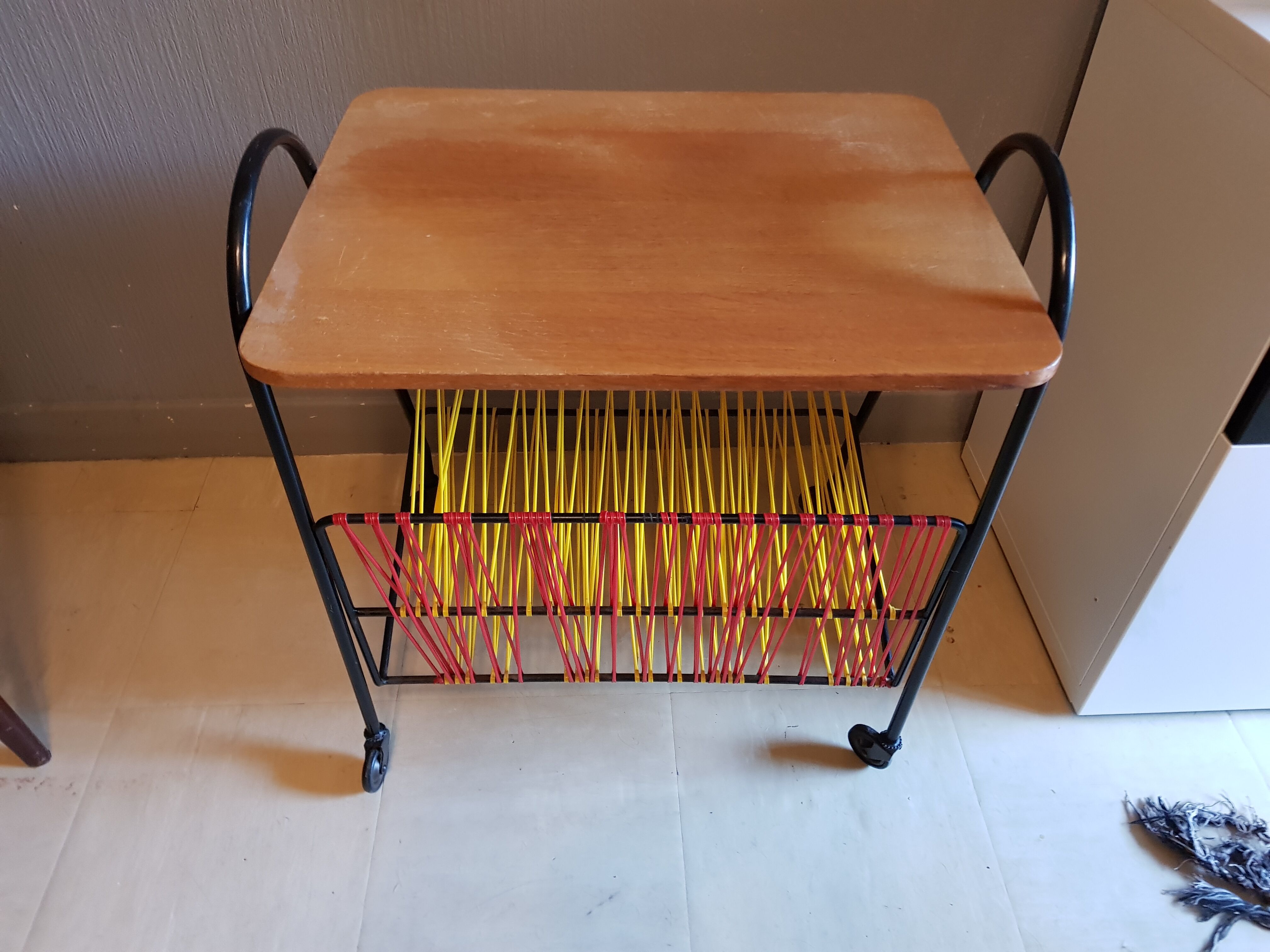 Serving table magazines rack with scoubidou