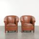 Ensemble de 2 fauteuils club en cuir de vache en bon état dans le style anglais.