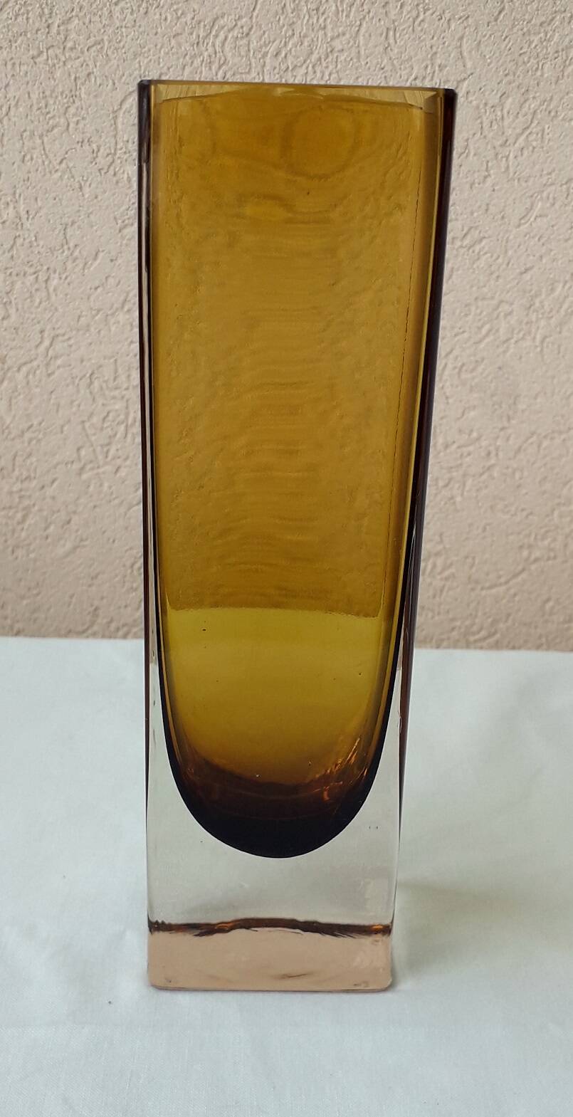 Vase carré en verre