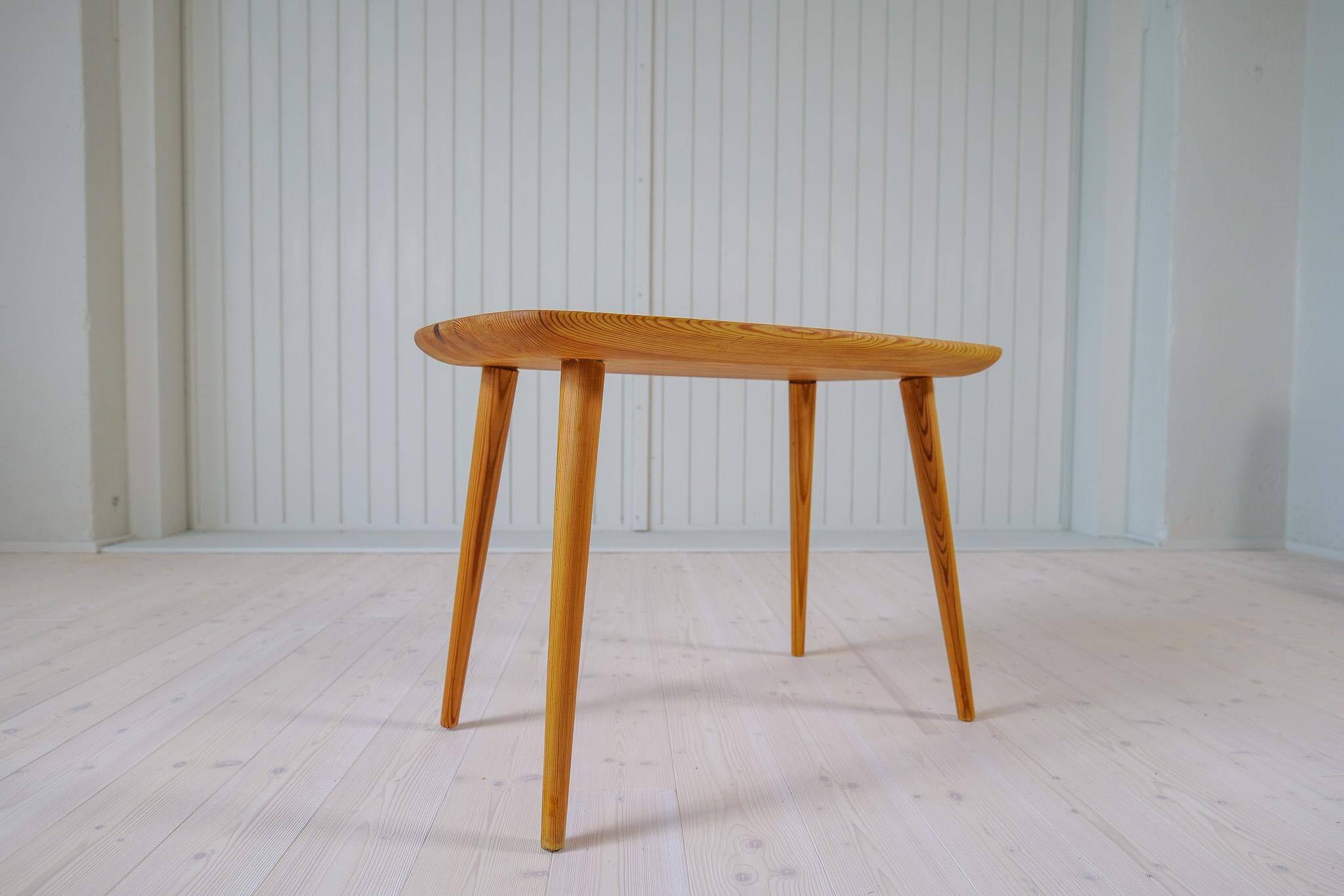 Table basse moderne du milieu du siècle en pin Suède 1940s