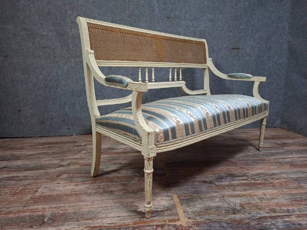canapé / banquette de style Louis XVI, élégant et plein de charme.