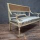 canapé / banquette de style Louis XVI, élégant et plein de charme.
