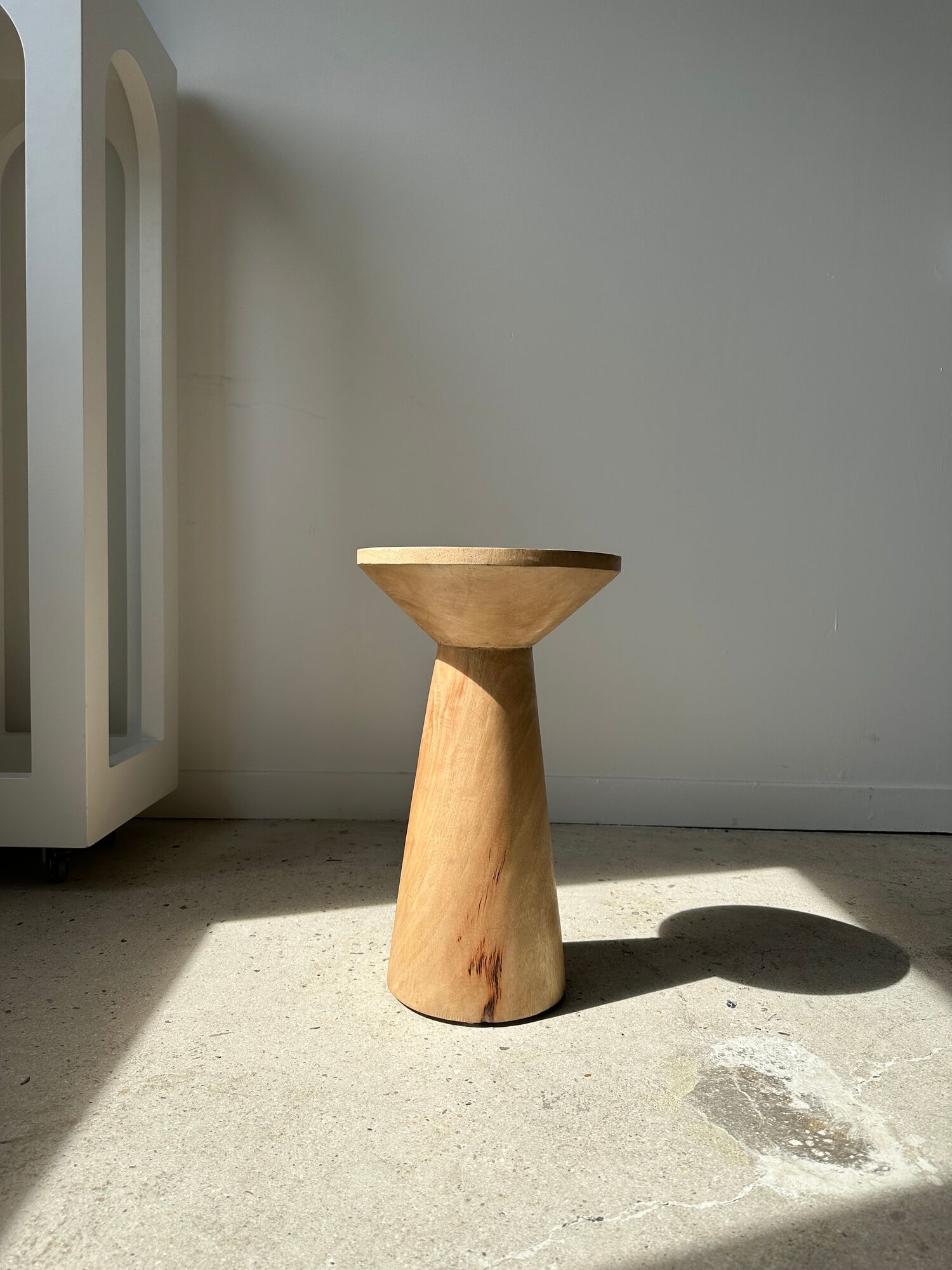 Side table, end of sofa in natural mango monoxyl conical tray H:50cm