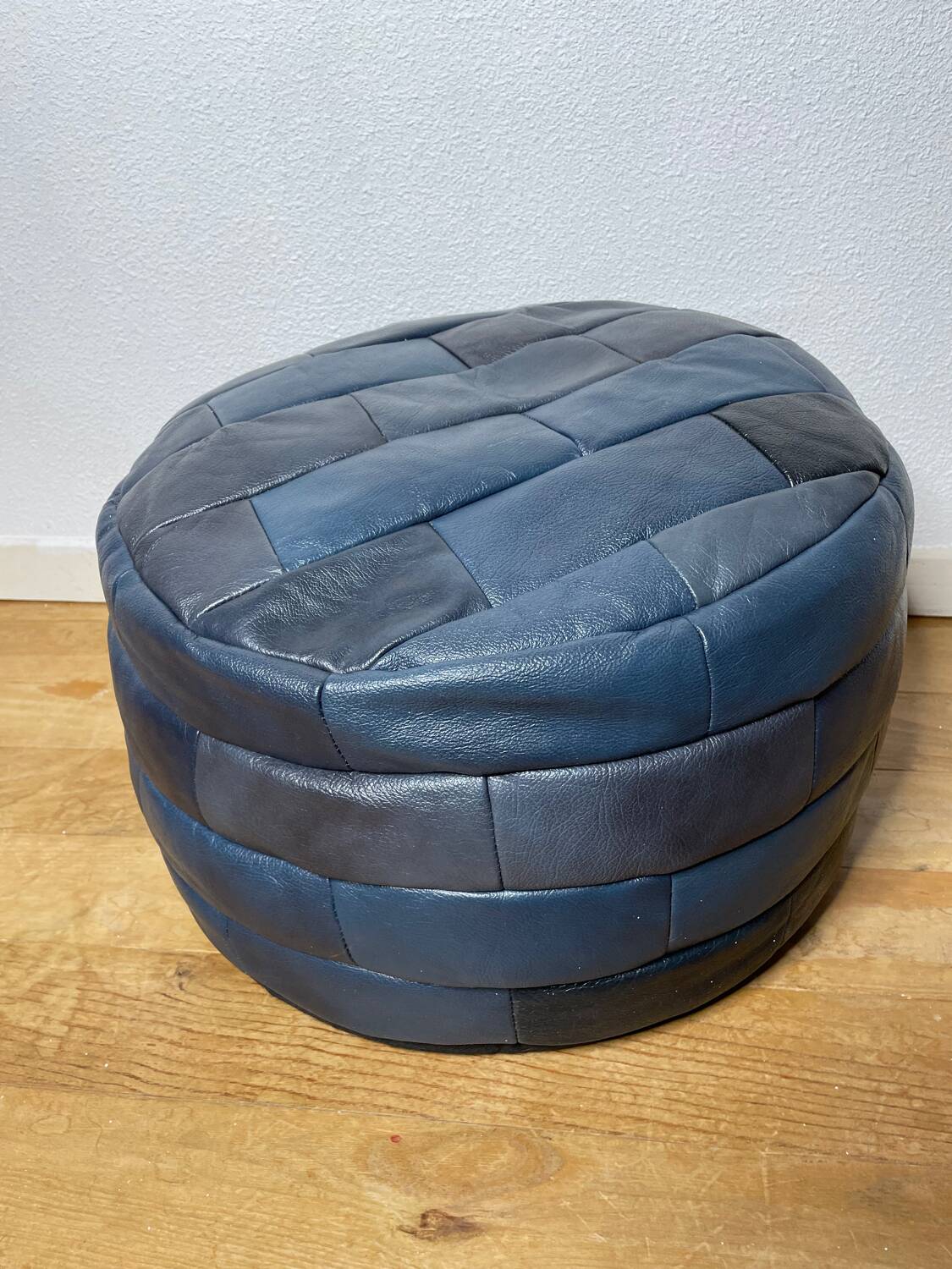 Pouf en cuir patchwork de Sède bleu