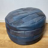 Pouf en cuir patchwork de Sède bleu