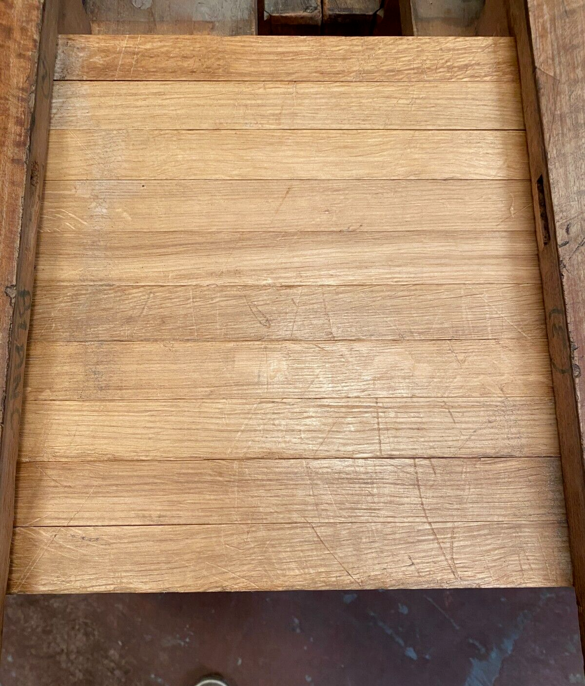 Table Napoléon III a pietement central en noyer massif XIX siècle