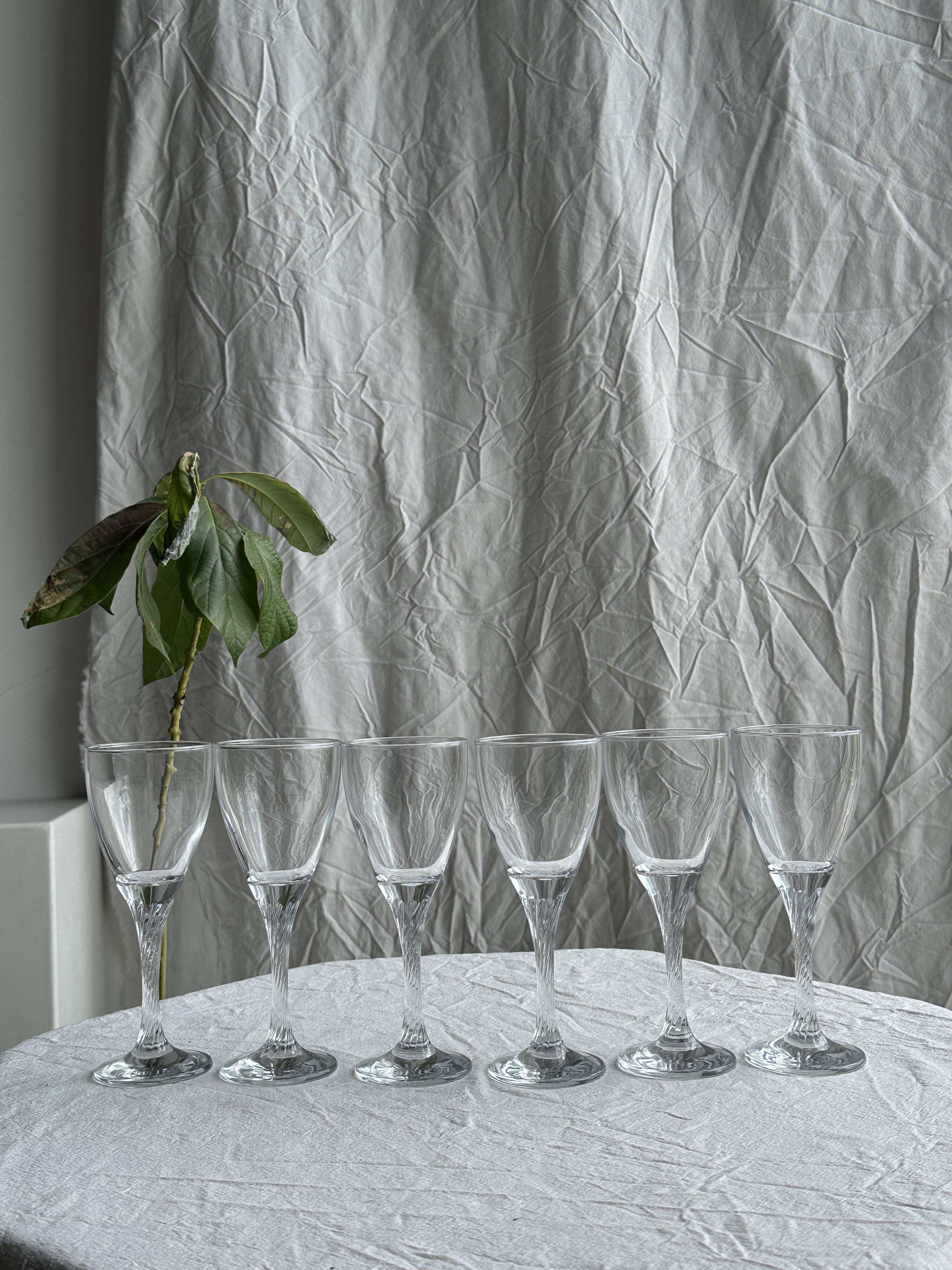 Set of 6 twisted ribbed glass wine glasses