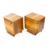 Lot de 2 tables de chevet Art Déco en noyer, Tchécoslovaquie années 1940