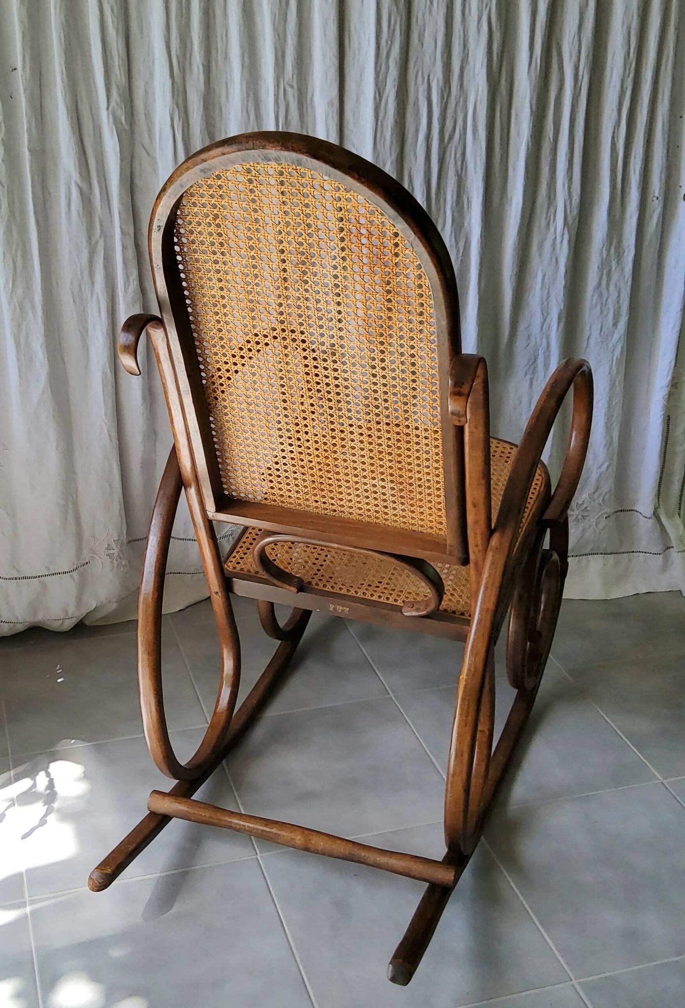 Rocking-chair en cannage ancien