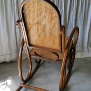 Rocking-chair en cannage ancien