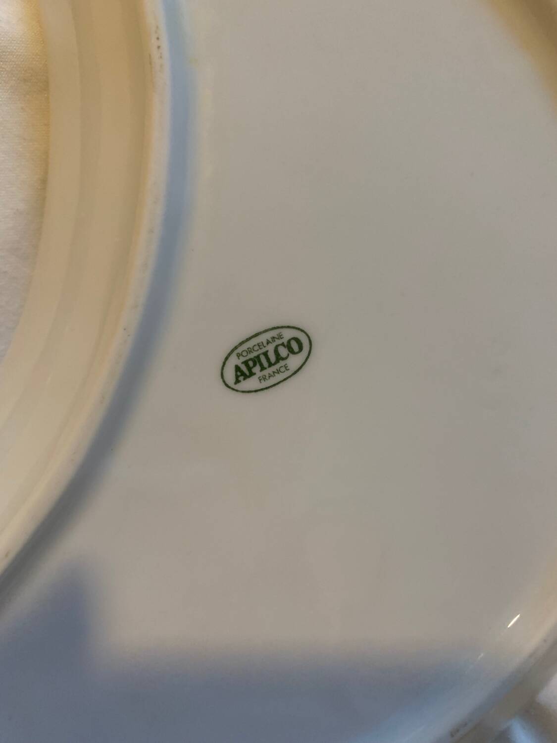 Set of 6 white porcelain plates with gold rims, Apilco