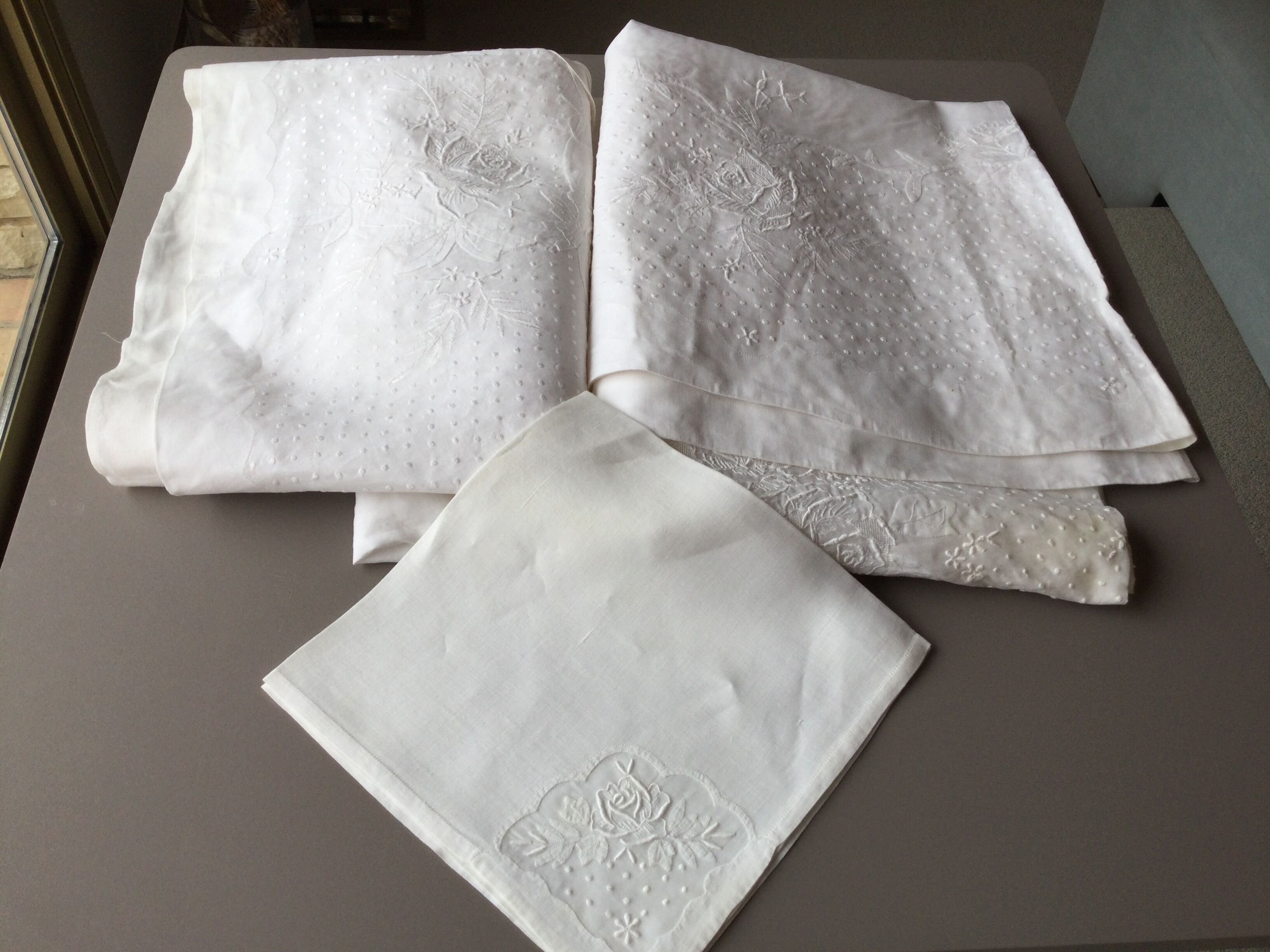 White embroidered organdie tablecloth and 12 assorted towels
