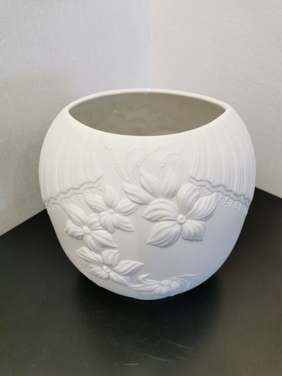 Vase en biscuit blanc signé Kaiser  M FREY Kaiser ( Germany)