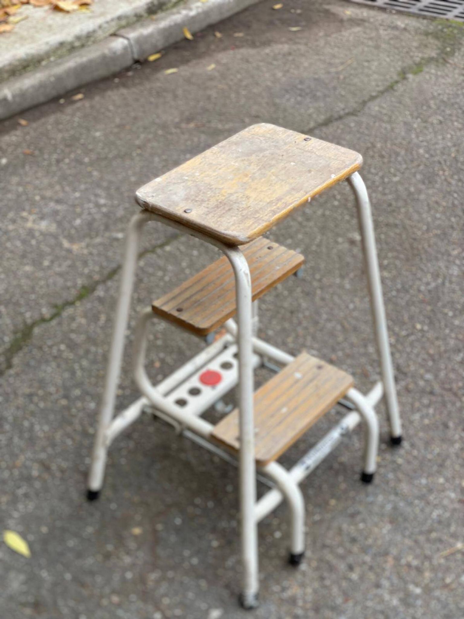Folding step stool in solid wood and white steel