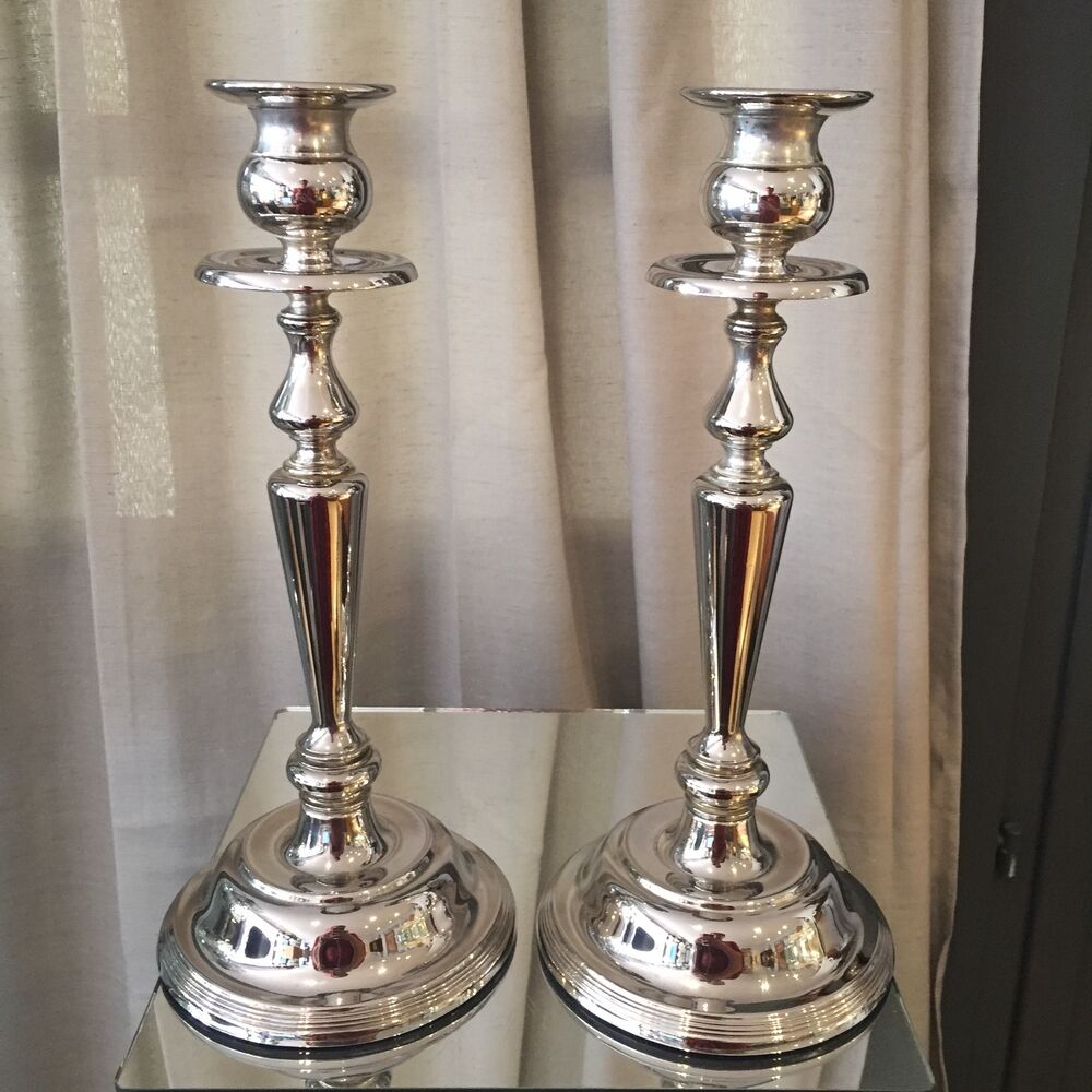 Pair of candle holders in sober and elegant silver metal
