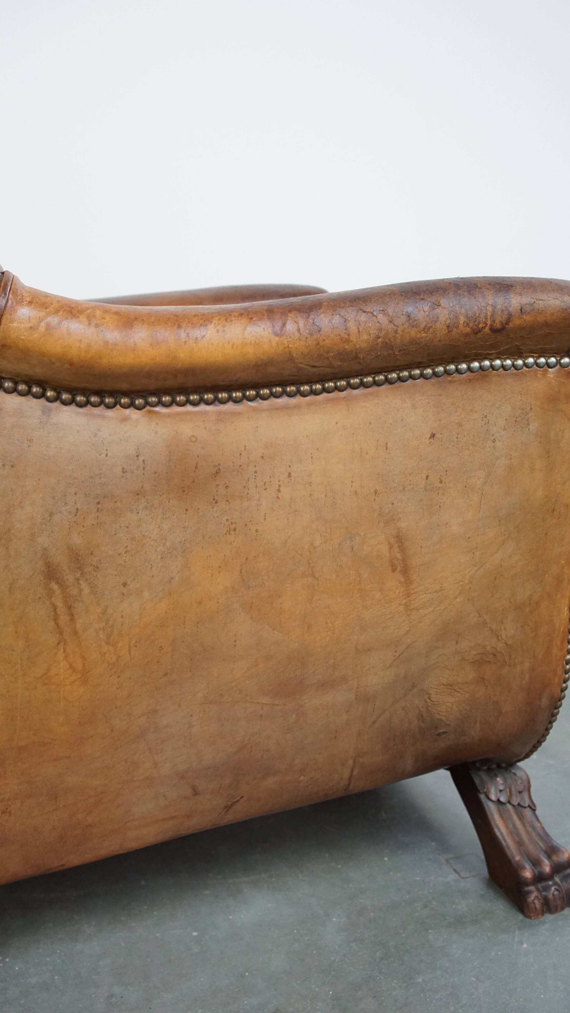 Fauteuil en cuir de mouton antique caractéristique avec de beaux détails et un design unique