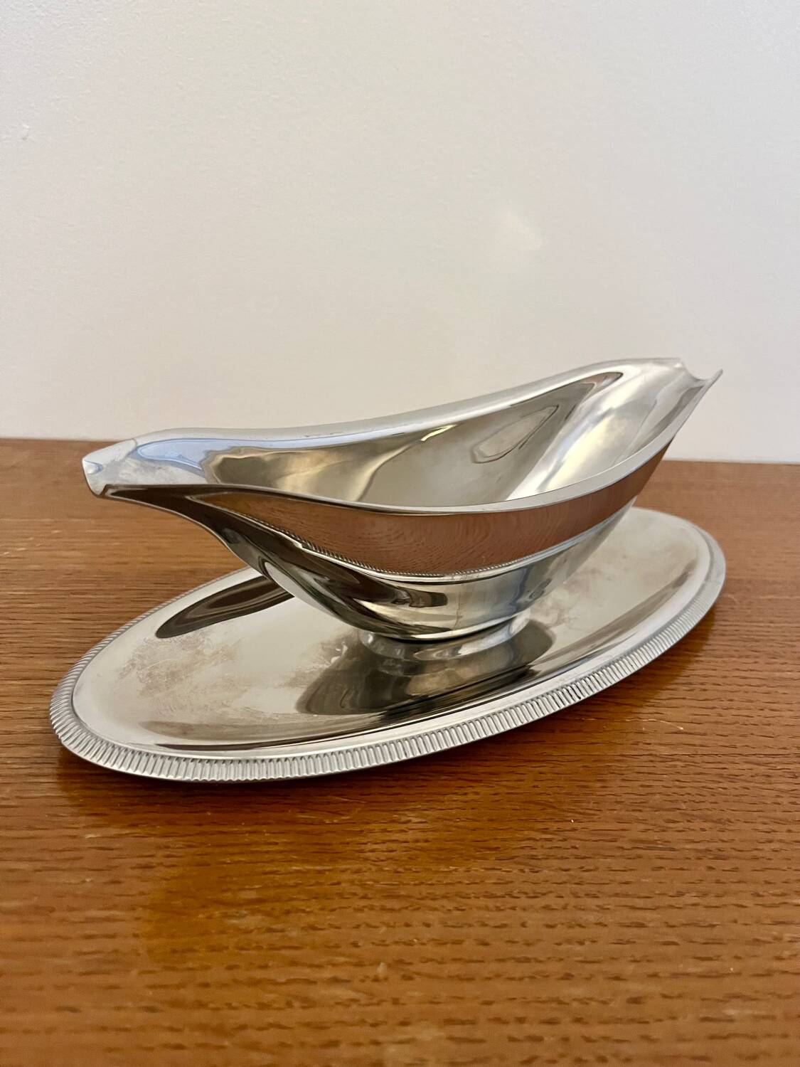 Stainless steel gravy boat