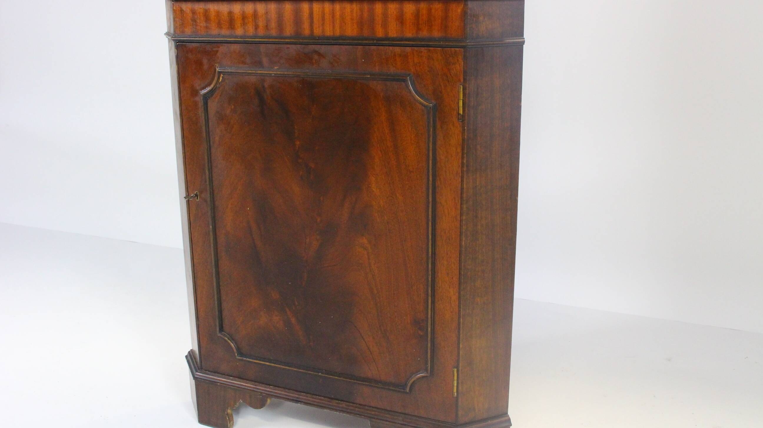 Armoire d'angle vintage en acajou, Danemark 1970