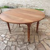 Round extending table in solid walnut, 19th century