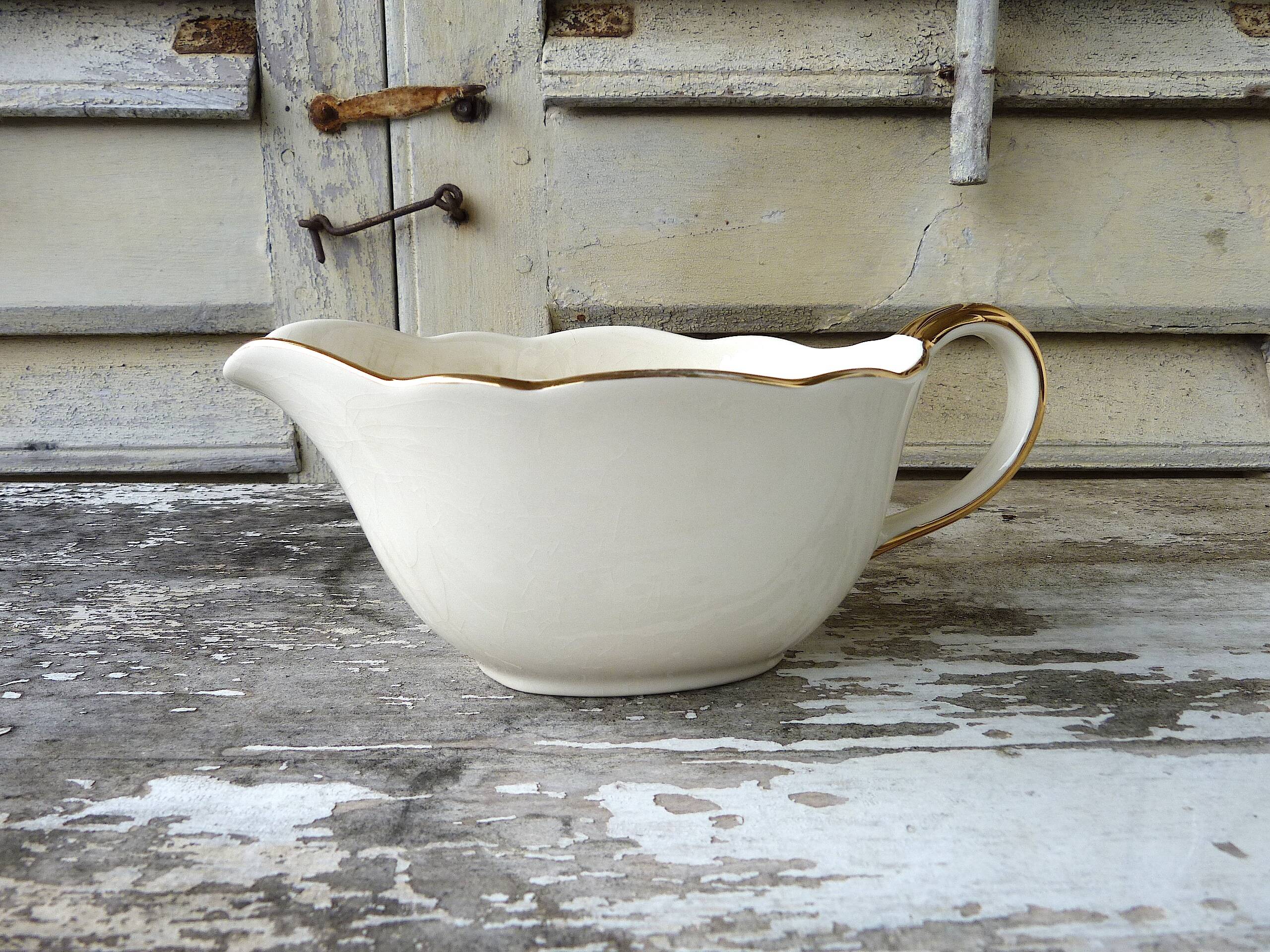 Villeroy & Boch Mettlach ivory and gold sauce boat