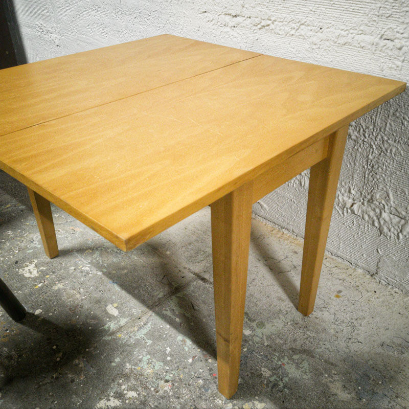 Children's wallet table