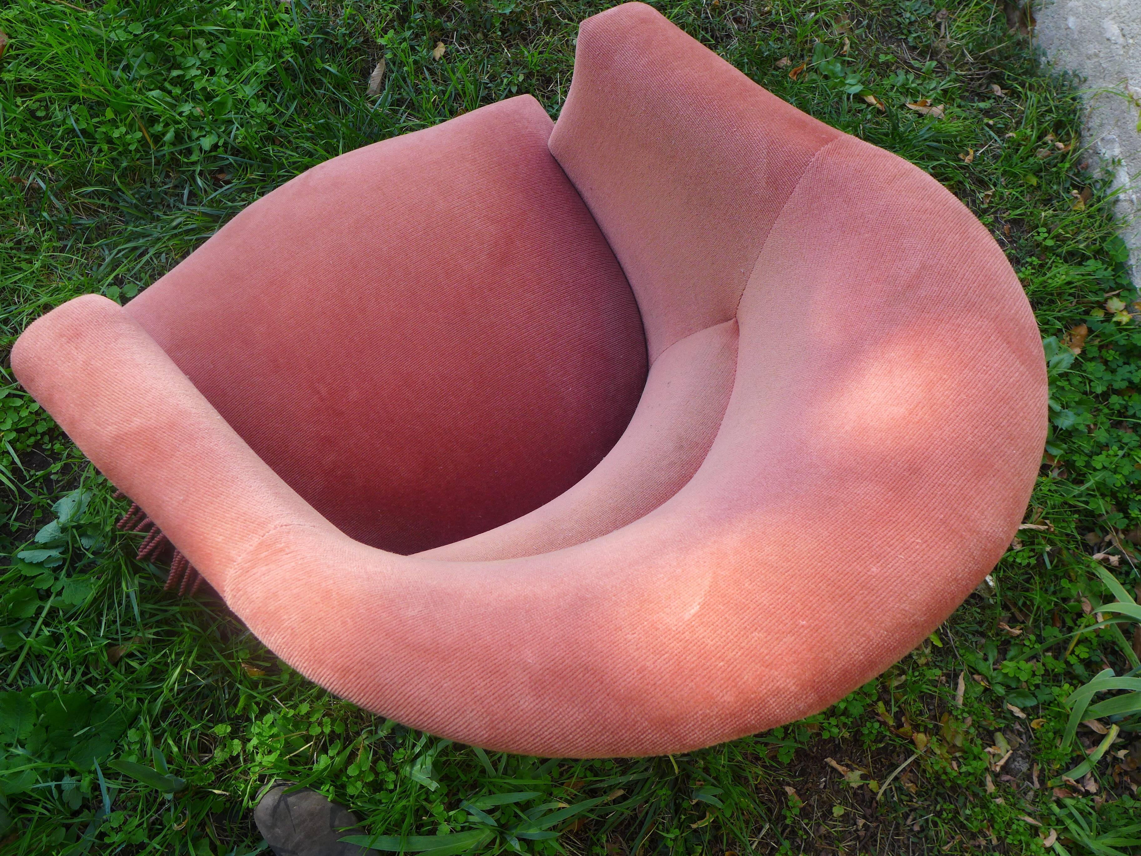 Pink velvet toad chair