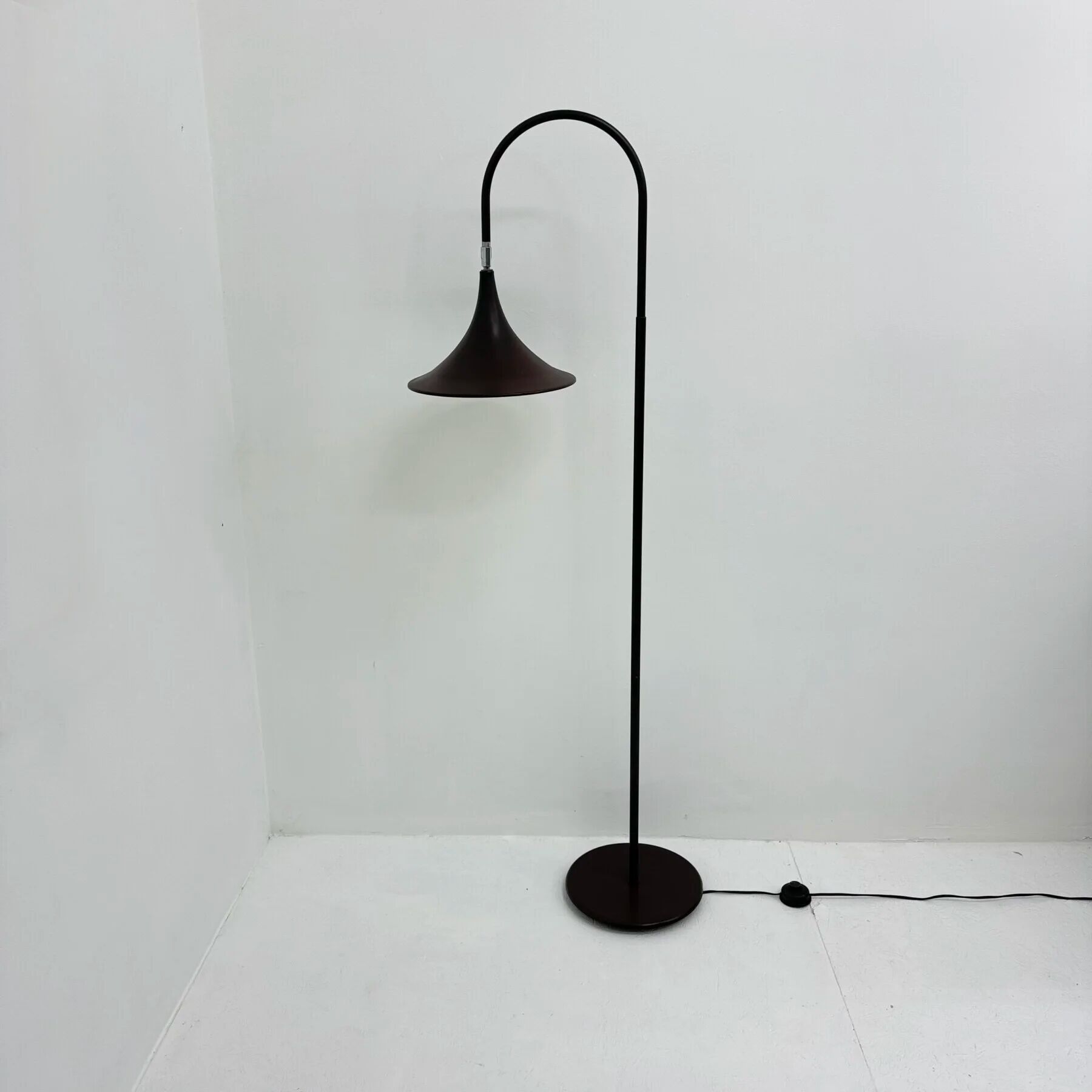 Hala Zeist Trumpet brown minimalist floor lamp, 1970s Dutch design