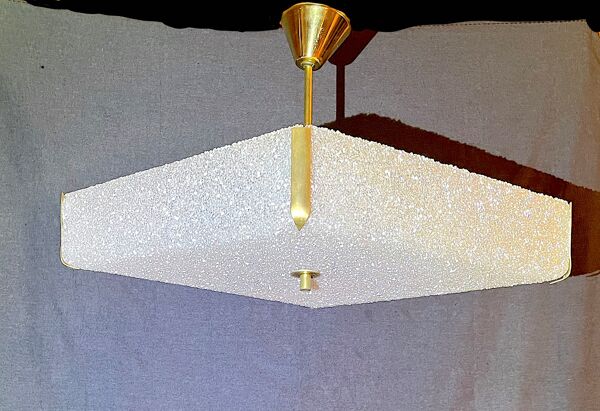 Plafonnier ou suspension en laiton et perspex, forme géométrique de losange, style des 1950's