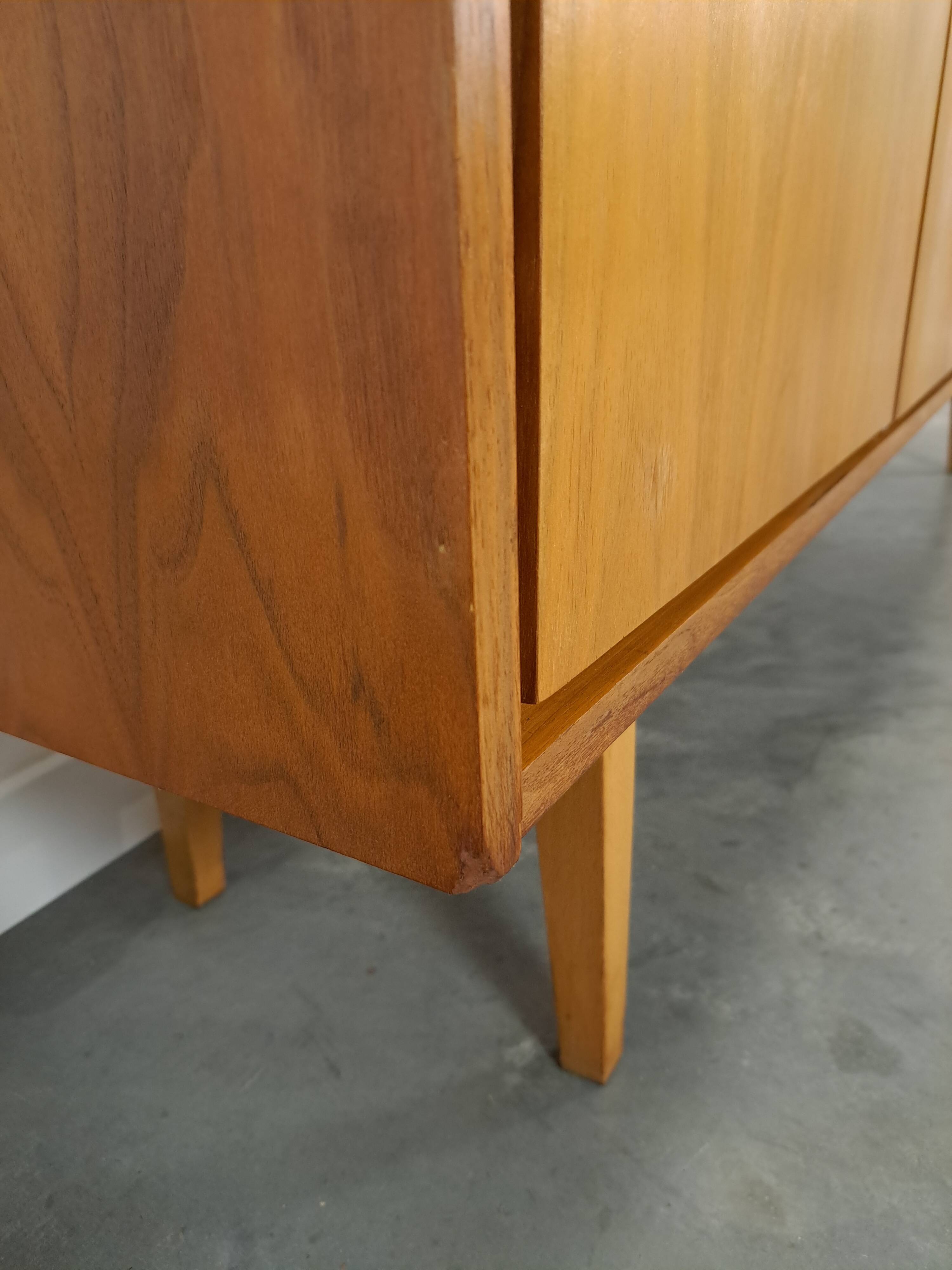 Mid-century notenhout fineer dressoir met 3 lades