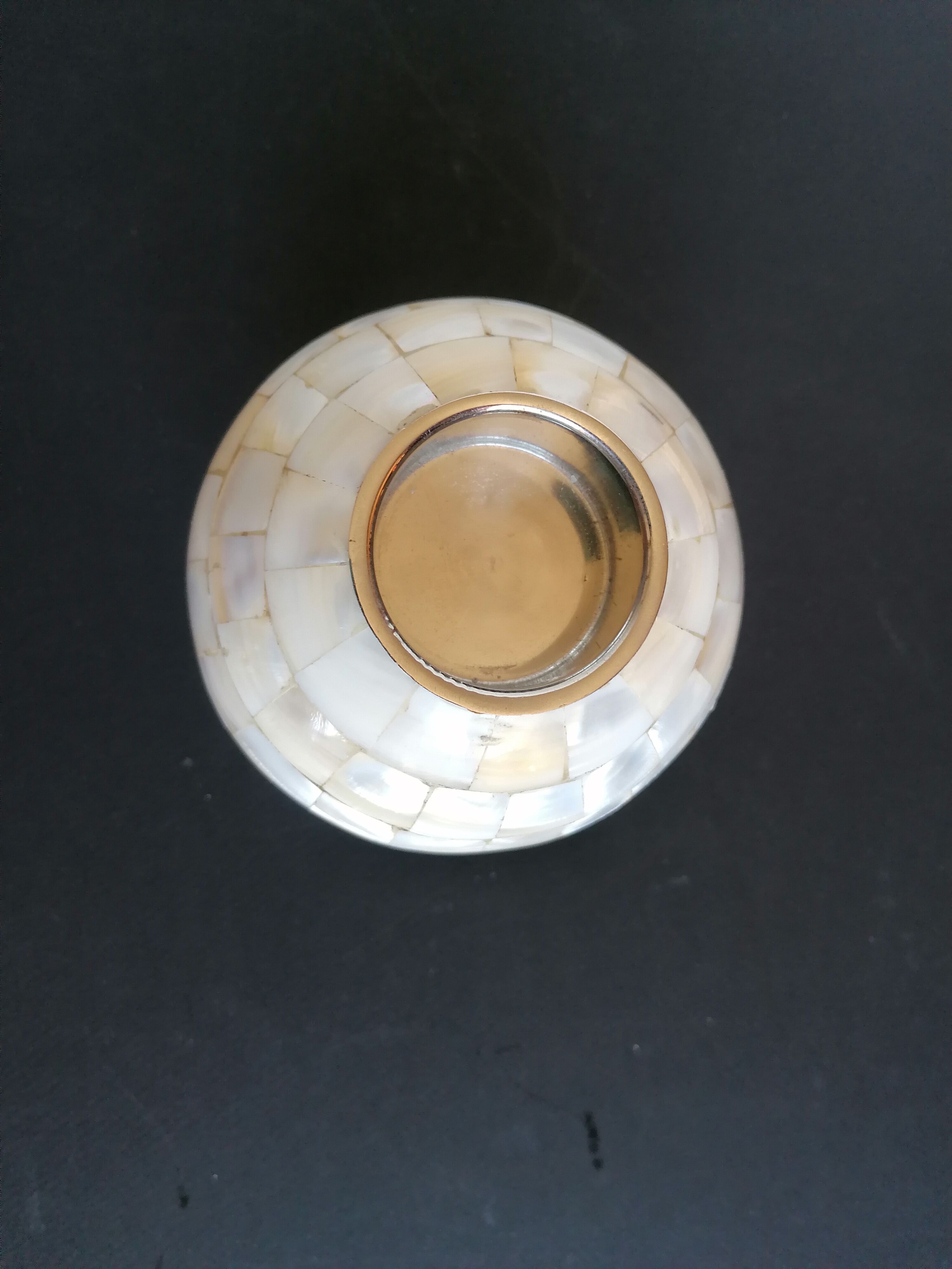 Ball vase in real mother-of-pearl