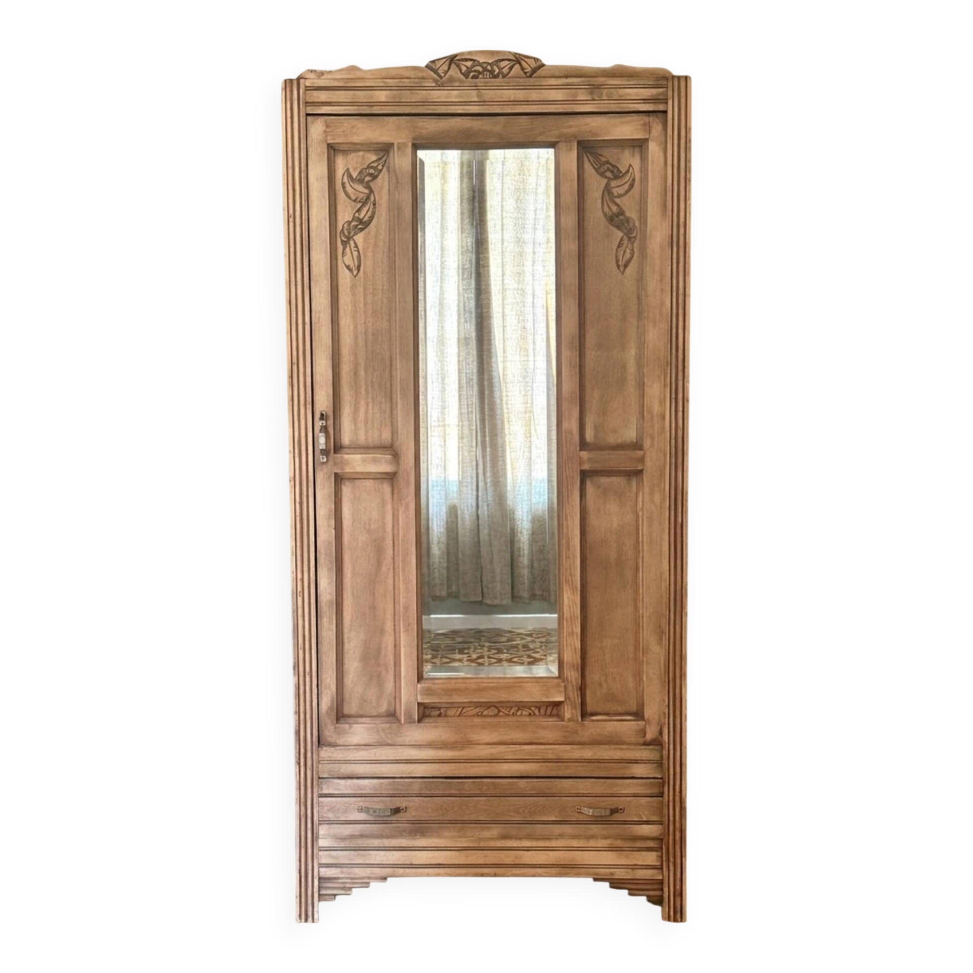 Parisian wardrobe bonnetière
