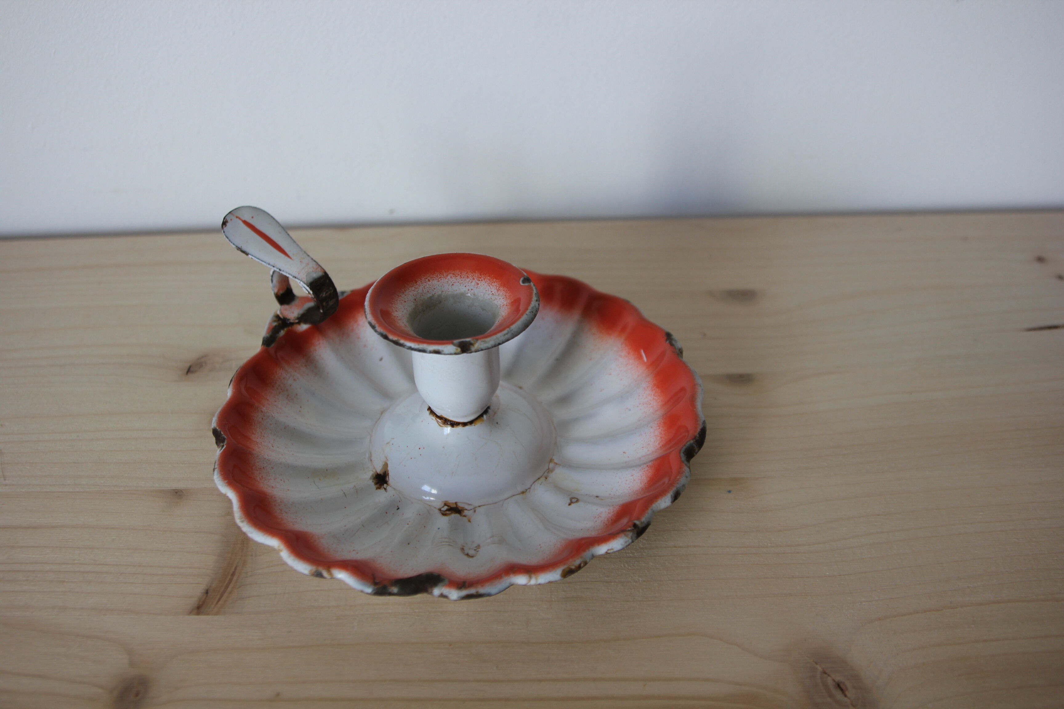 Cellar rat candle holder in enamelled sheet metal