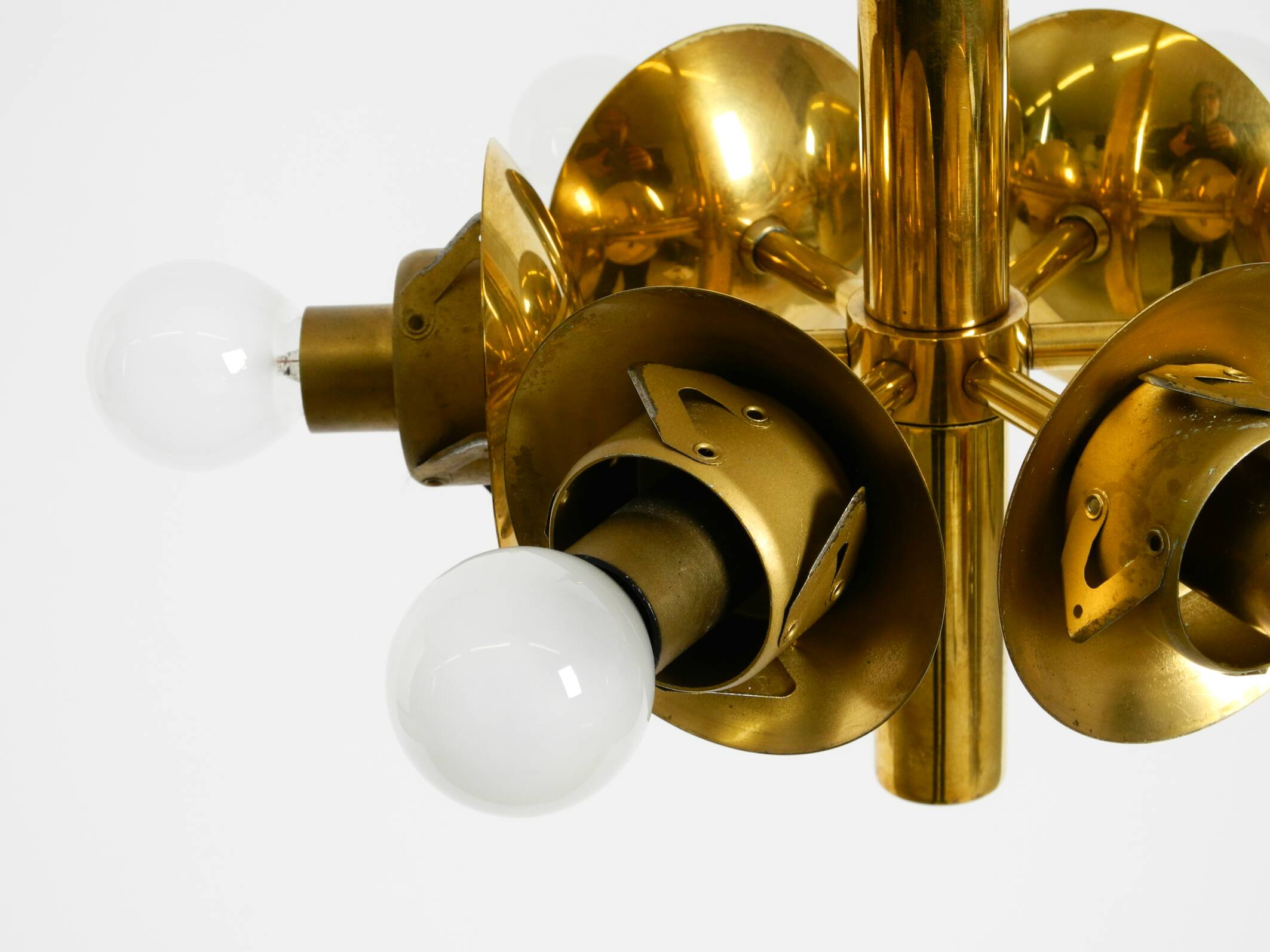 Suspension en laiton Kaiser Leuchten des années 1960 avec 6 abat-jours en verre opale.