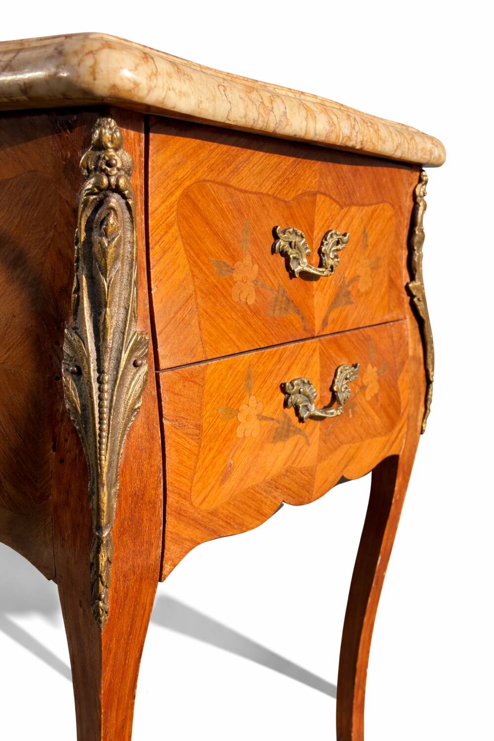Paire de tables de chevet de style Louis XV avec plateau en marbre et marqueterie en noyer.