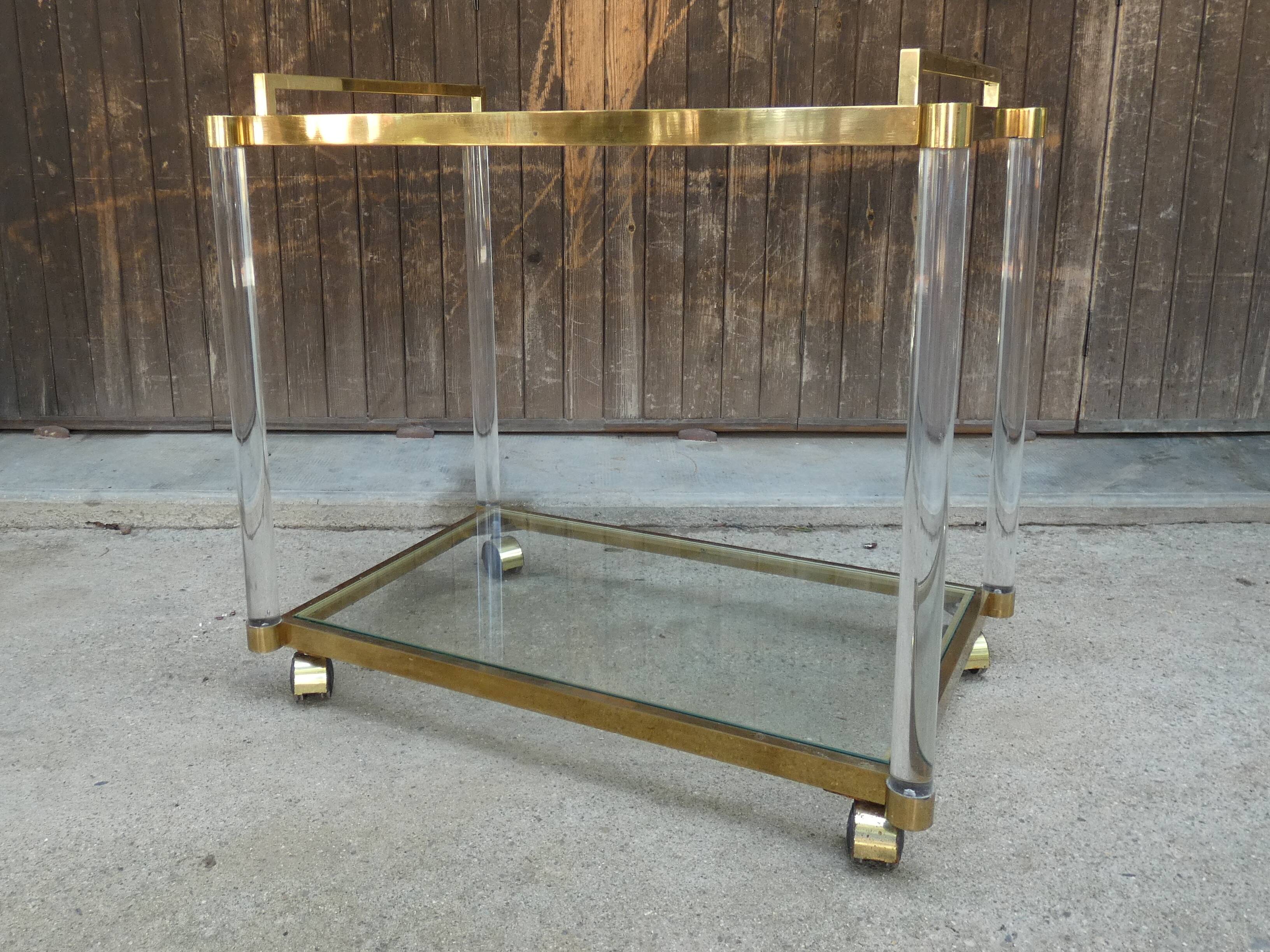 Desserte en métal doré, verre et plexiglass à plateau amovible, 1970