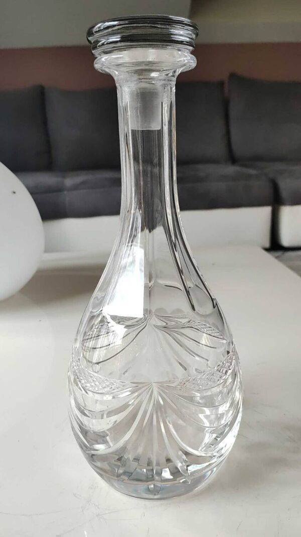 Carafe design en cristal de lorraine/modèle gérard. décor style empire. haut 28 cm