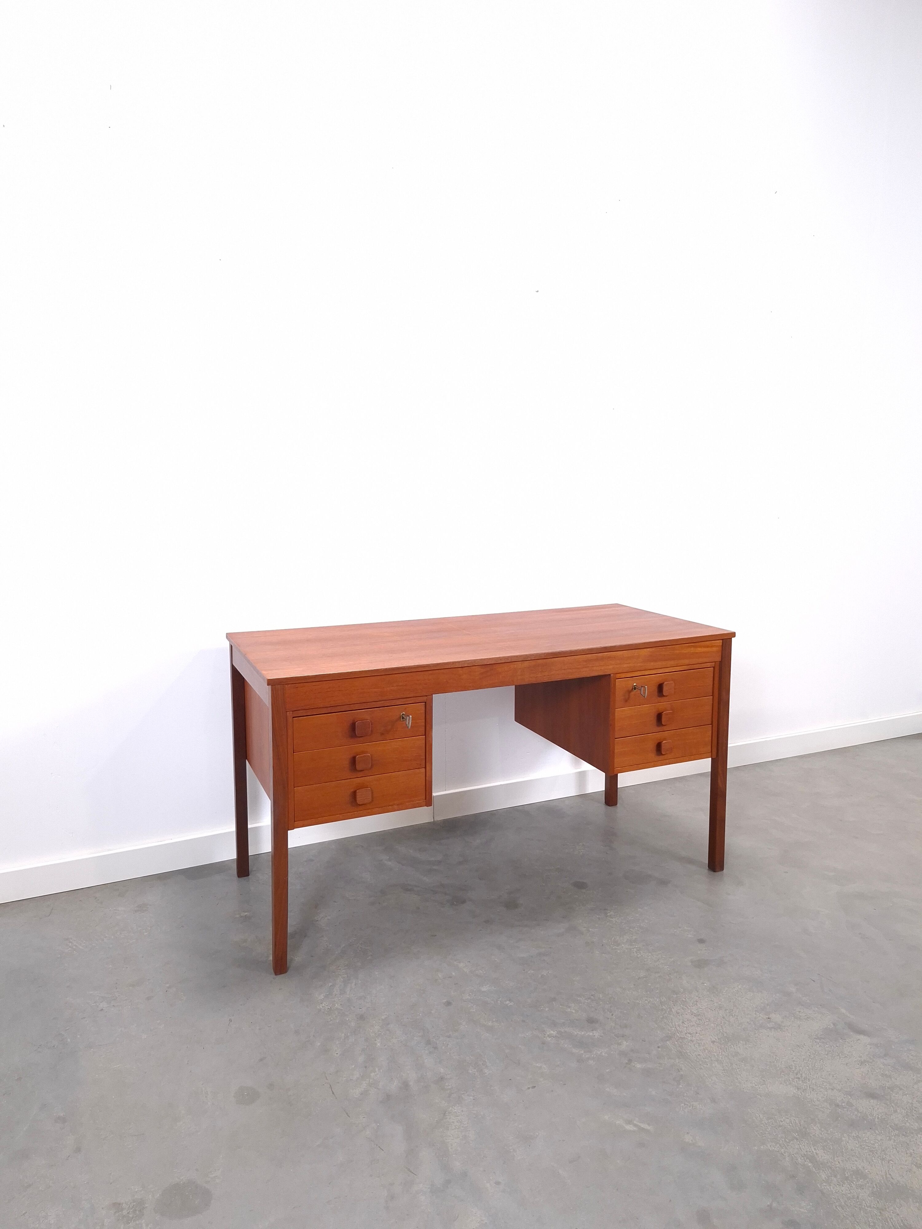 Teak vrijstaand bureau met lade uit Denemarken