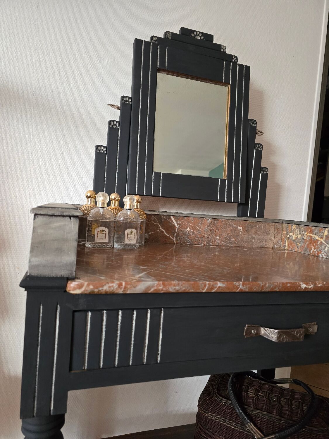 Art Deco dressing table with a movable mirror.