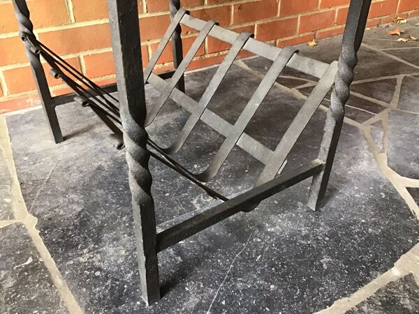 Table basse ou bout de canapé faisant porte-revues  en chêne et fer forgé