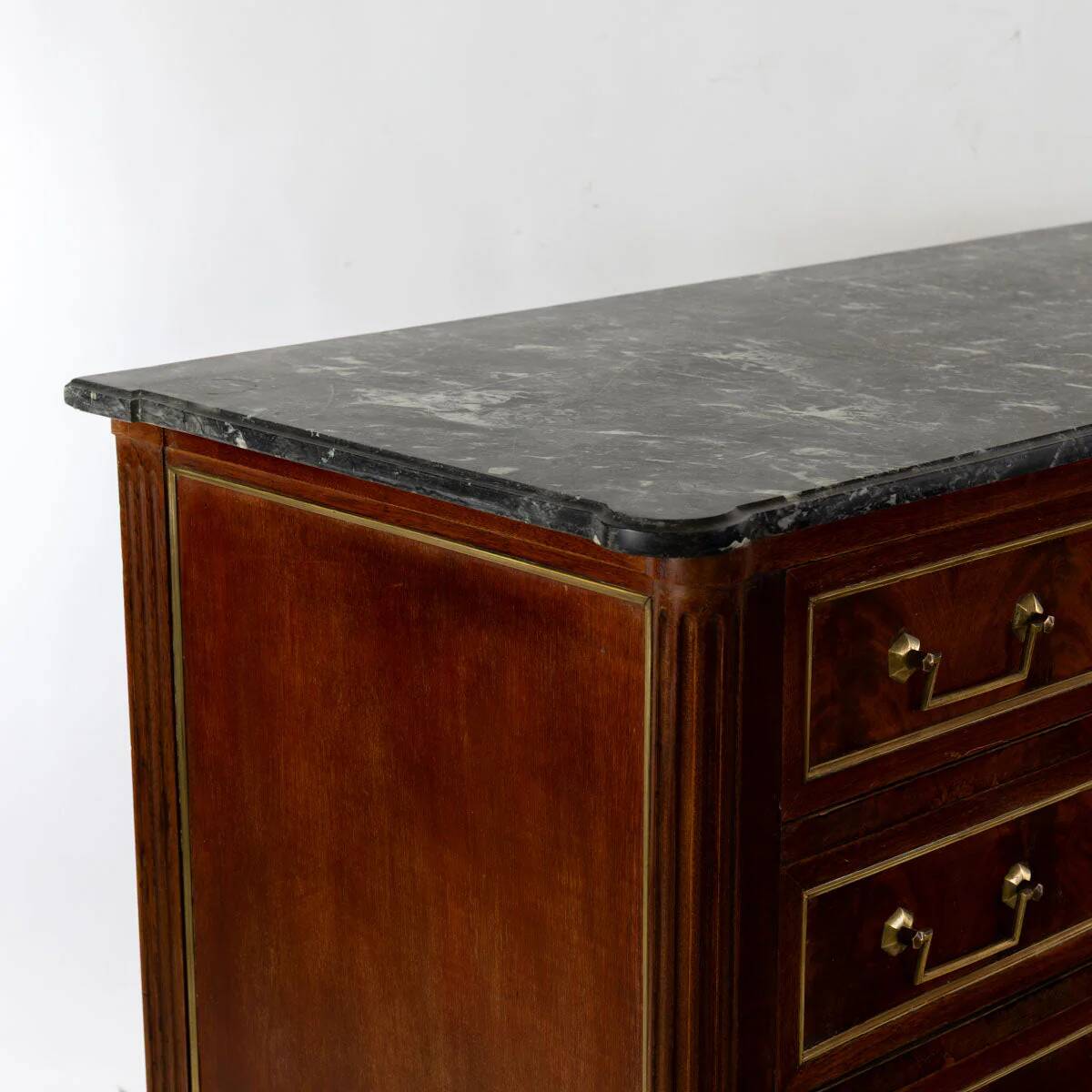 Commode Louis XVI des années 1830 avec dessus en marbre