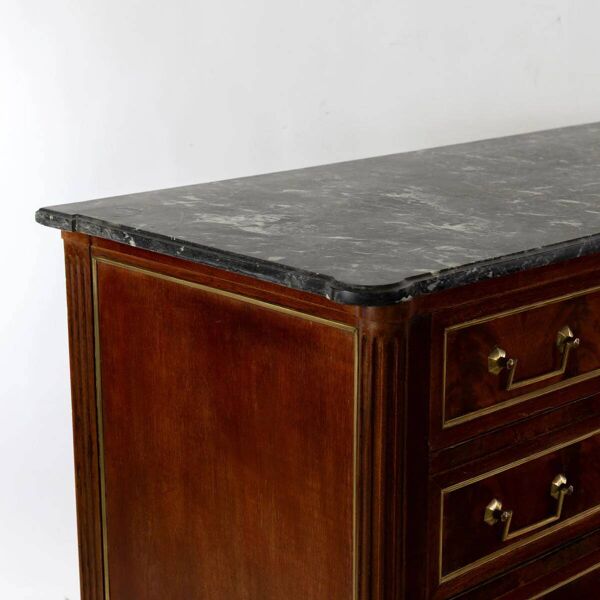 Commode Louis XVI des années 1830 avec dessus en marbre