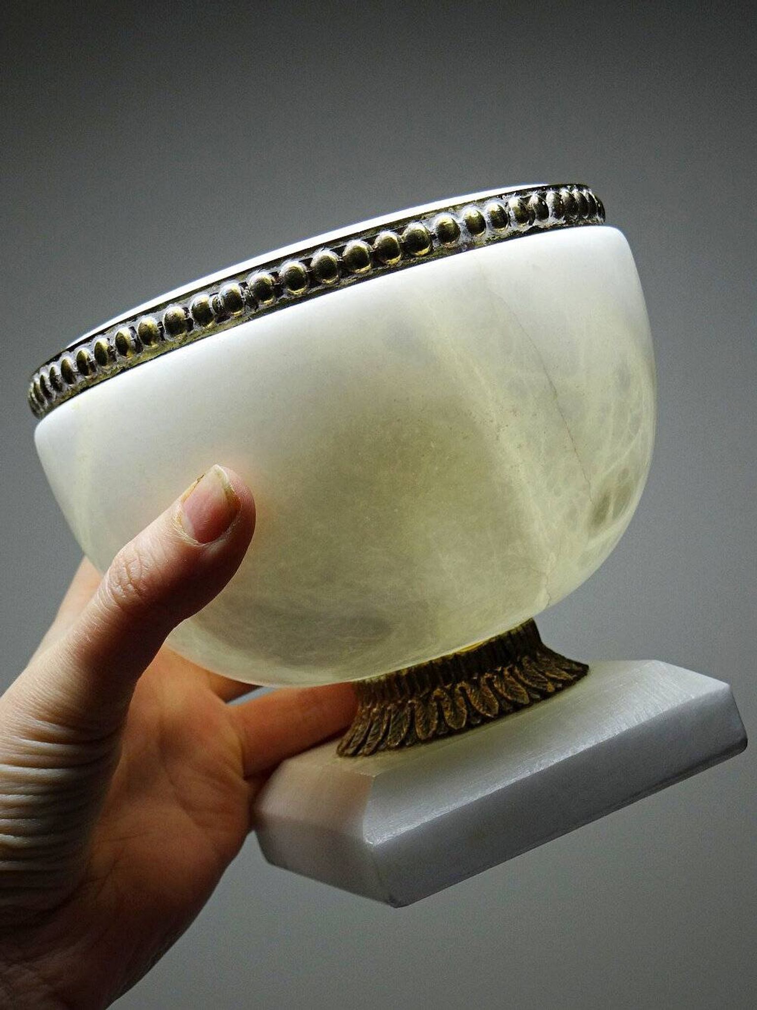 Alabaster and bronze bonbonnière in Empire style, circa 1900-1930.