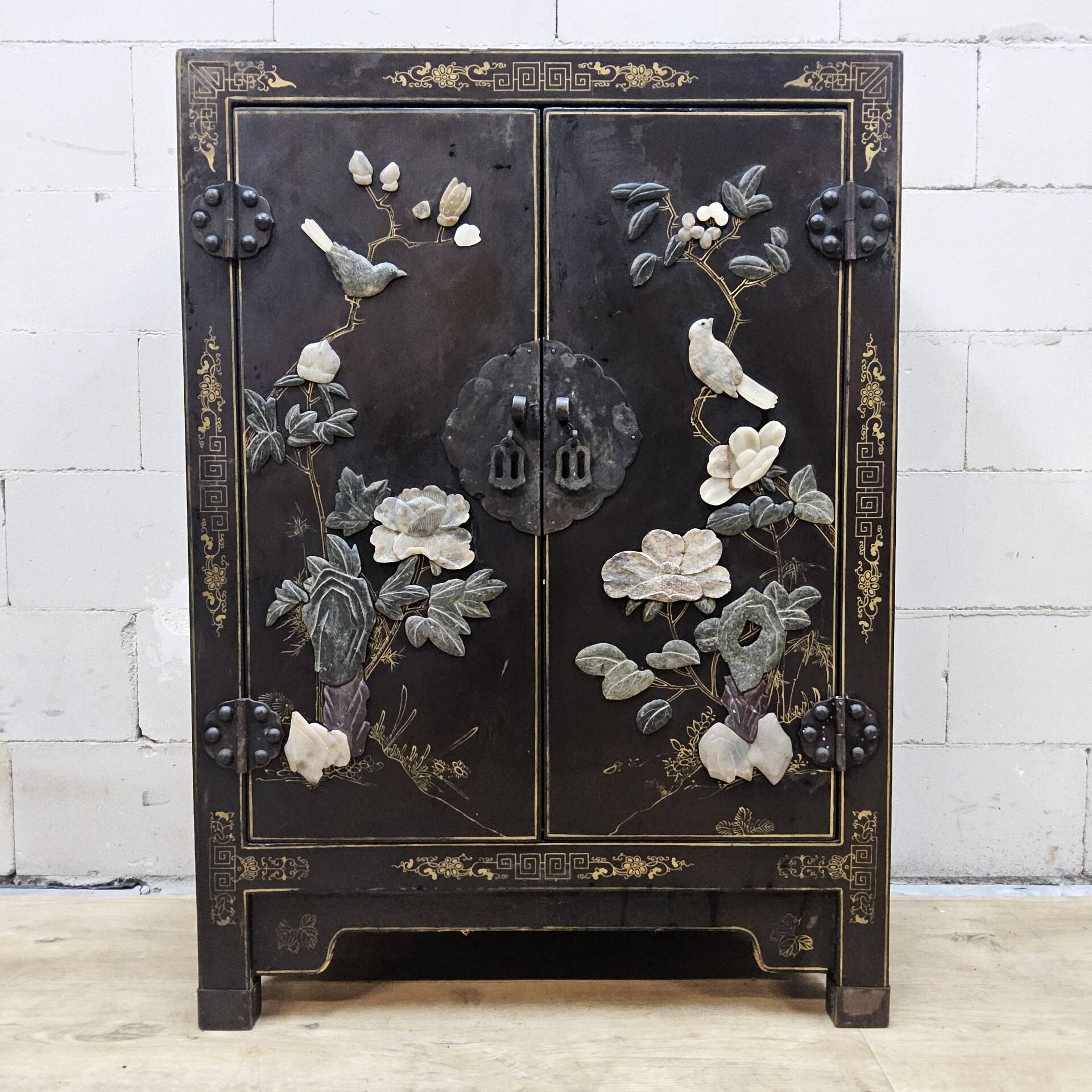 Cabinet laqué chinois vintage en pierre à savon, nacre / oiseaux