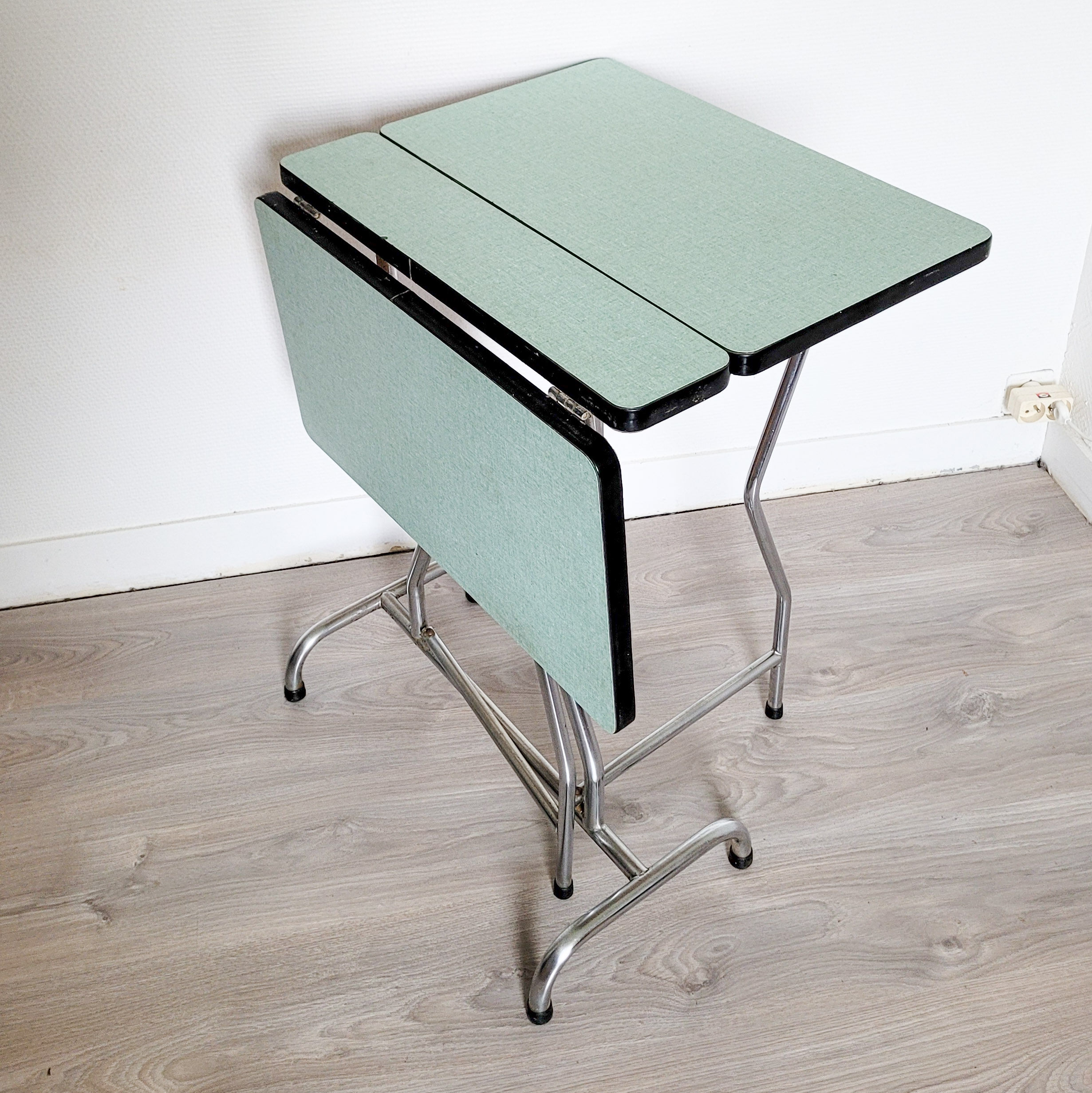 Folding table in formica