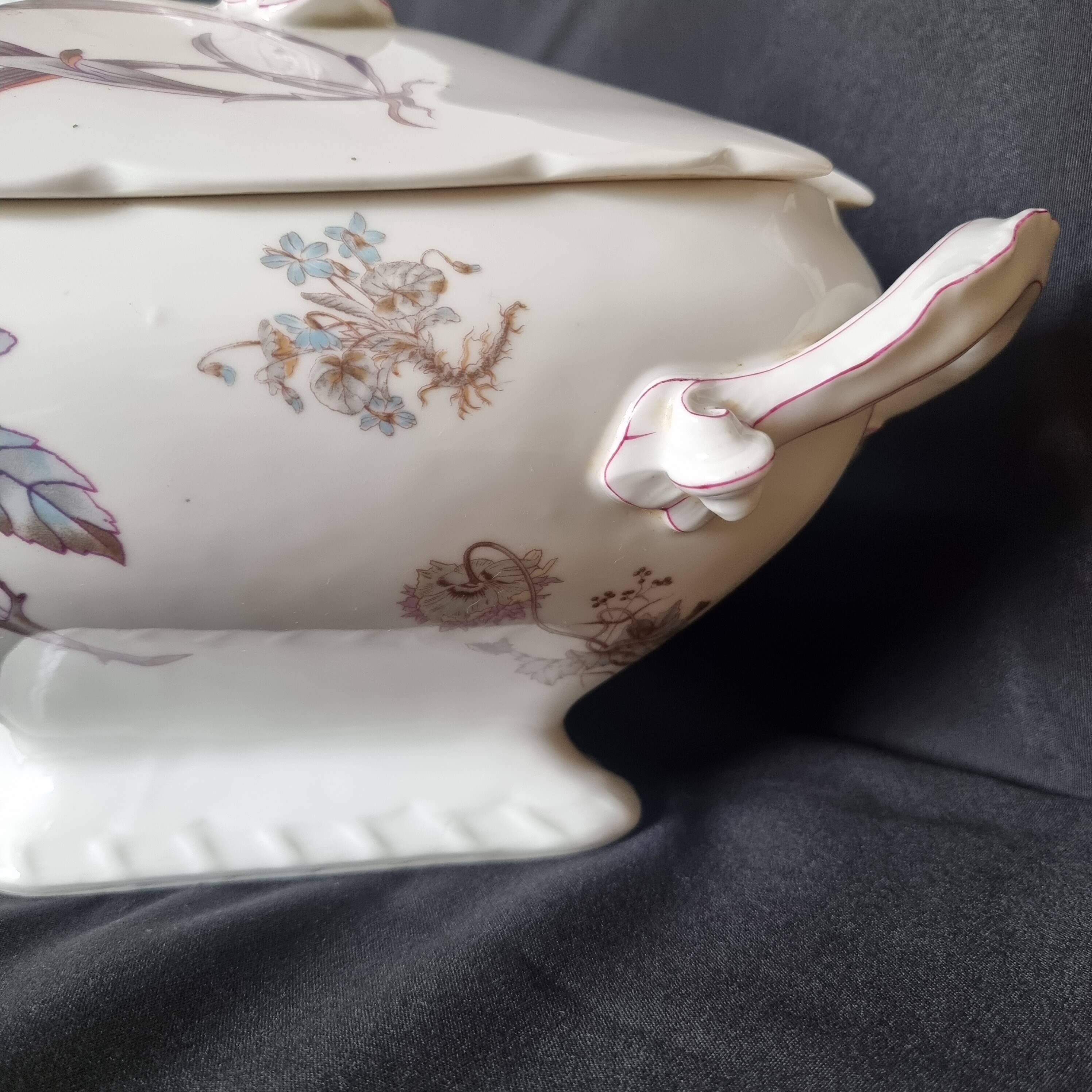 Antique porcelain tureen "Vieux Paris", 19th century, with shaped handles