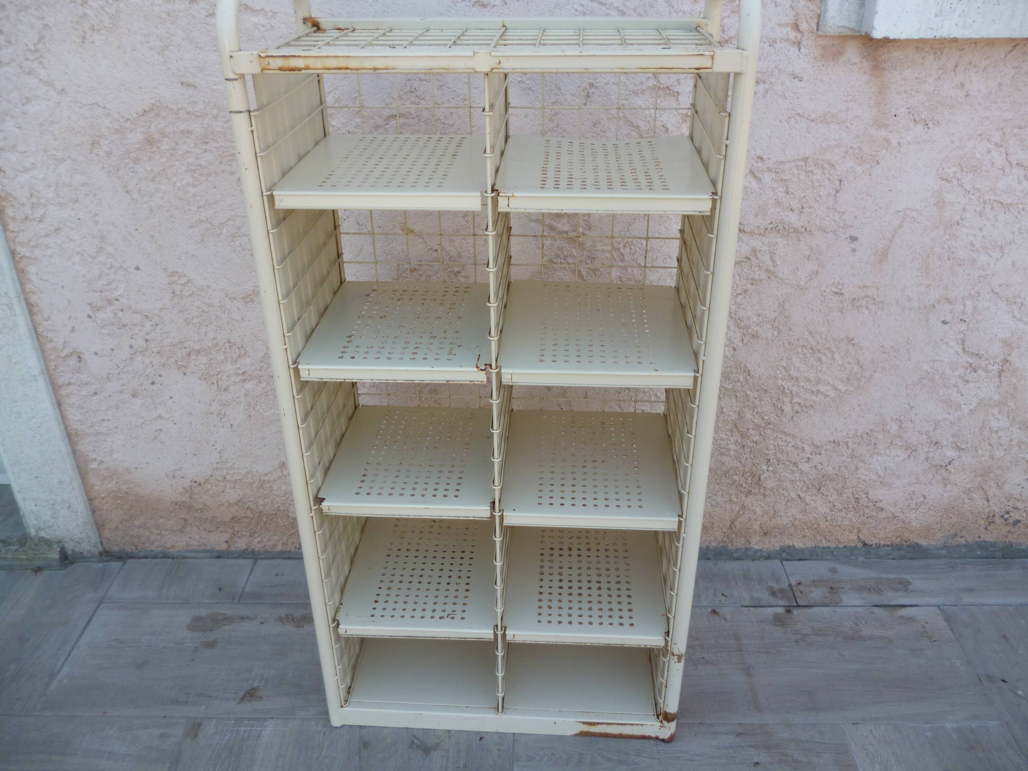 Post sorting locker