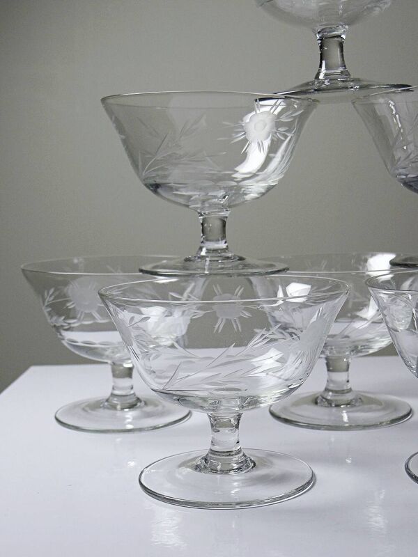 8 coupes à champagne en verre gravé à la roue décor végétal, Bohême, début XXe