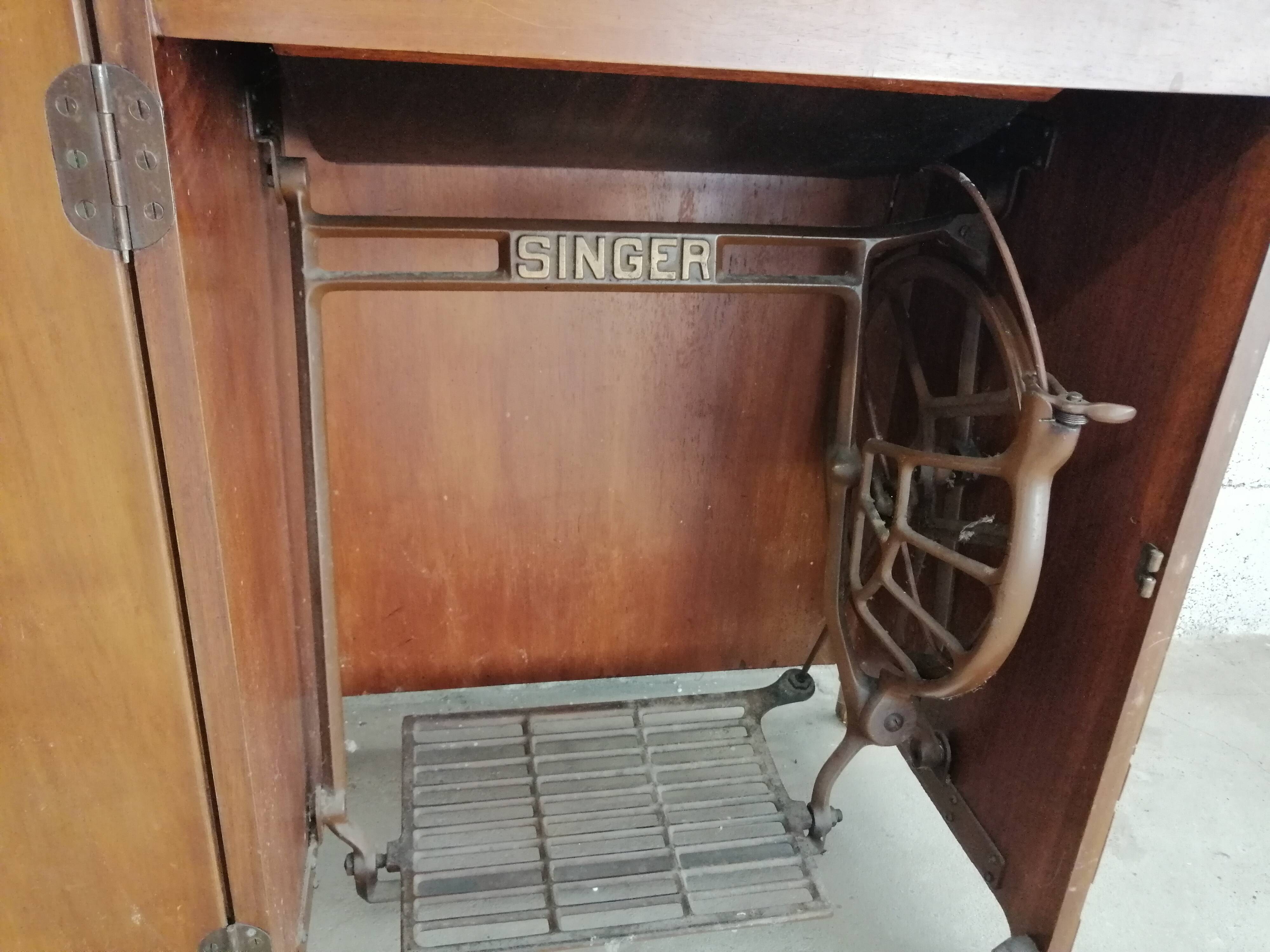 SINGER sewing machine year 30